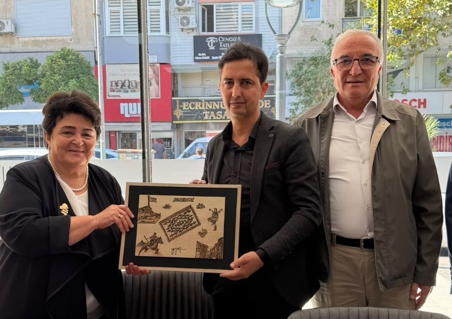 MANİSA İL NÜFUS VE VATANDAŞLIK MÜDÜRÜ AYŞE SERAP GÜNEY, 45 YILLIK MESLEK HAYATINI EMEKLİLİKLE NOKTALARKEN MESAİ ARKADAŞLARININ DÜZENLEDİĞİ SÜRPRİZ DOĞUM GÜNÜ VE UĞURLAMA PROGRAMINDA DUYGU DOLU ANLAR YAŞADI.