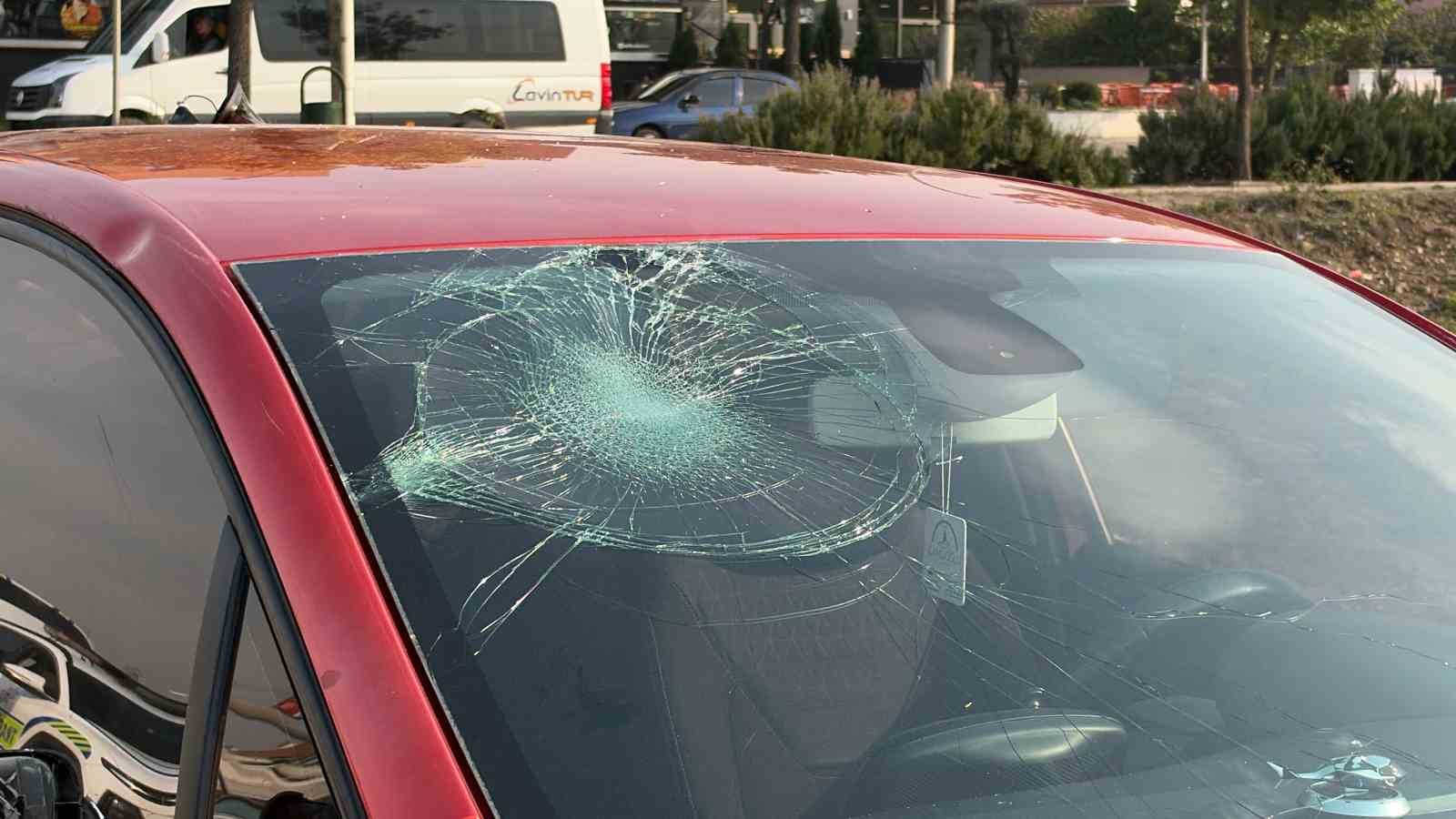 DÜZCE’DE OTOMOBİL İLE MOTOKURYENİN ÇARPIŞTIĞI KAZADA 2 KİŞİ YARALANDI.