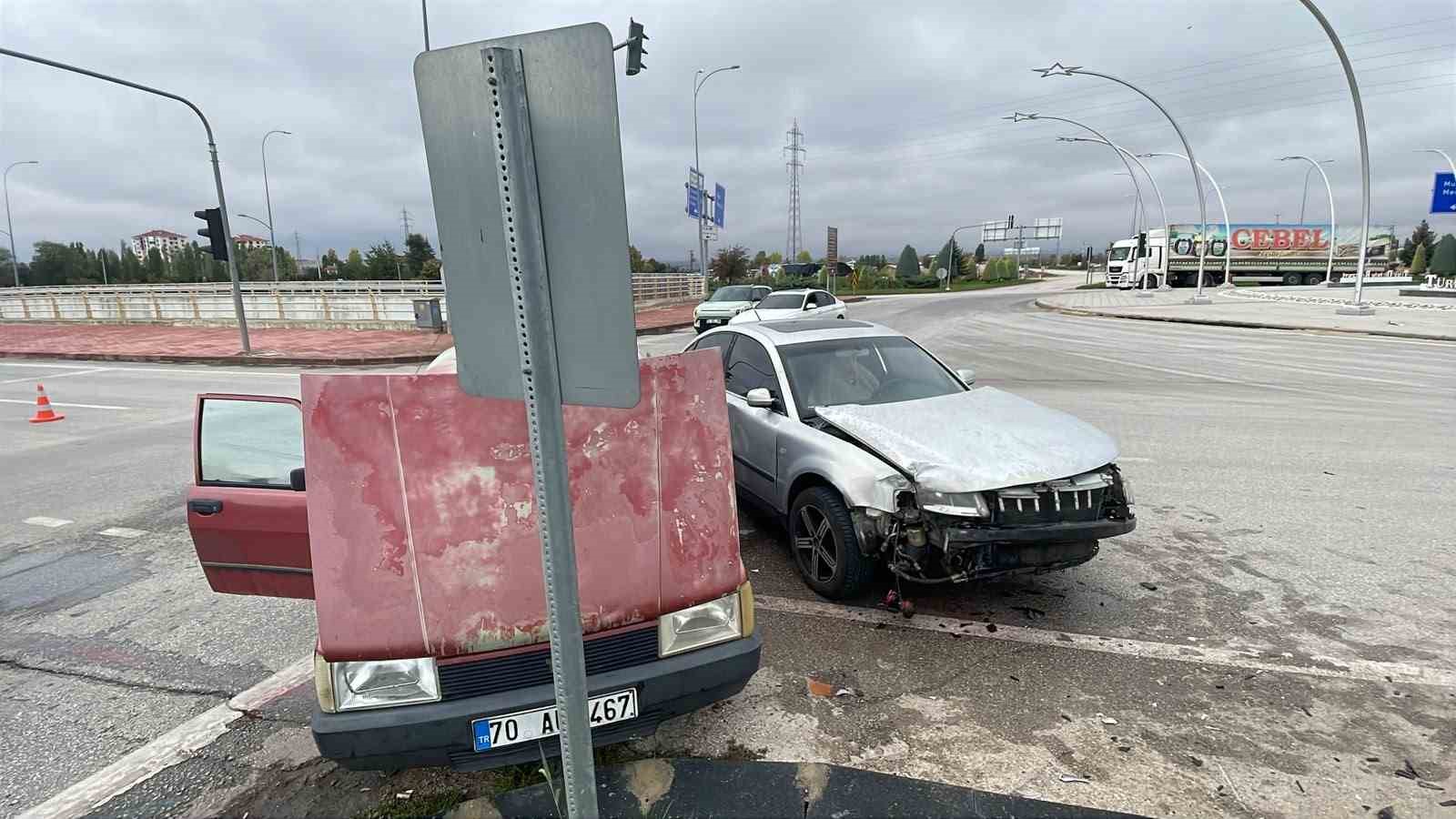 KARAMAN'DA İKİ OTOMOBİLİN KAVŞAKTA ÇARPIŞMASI SONUCU MEYDANA GELEN TRAFİK KAZASINDA 1 KİŞİ YARALANDI.