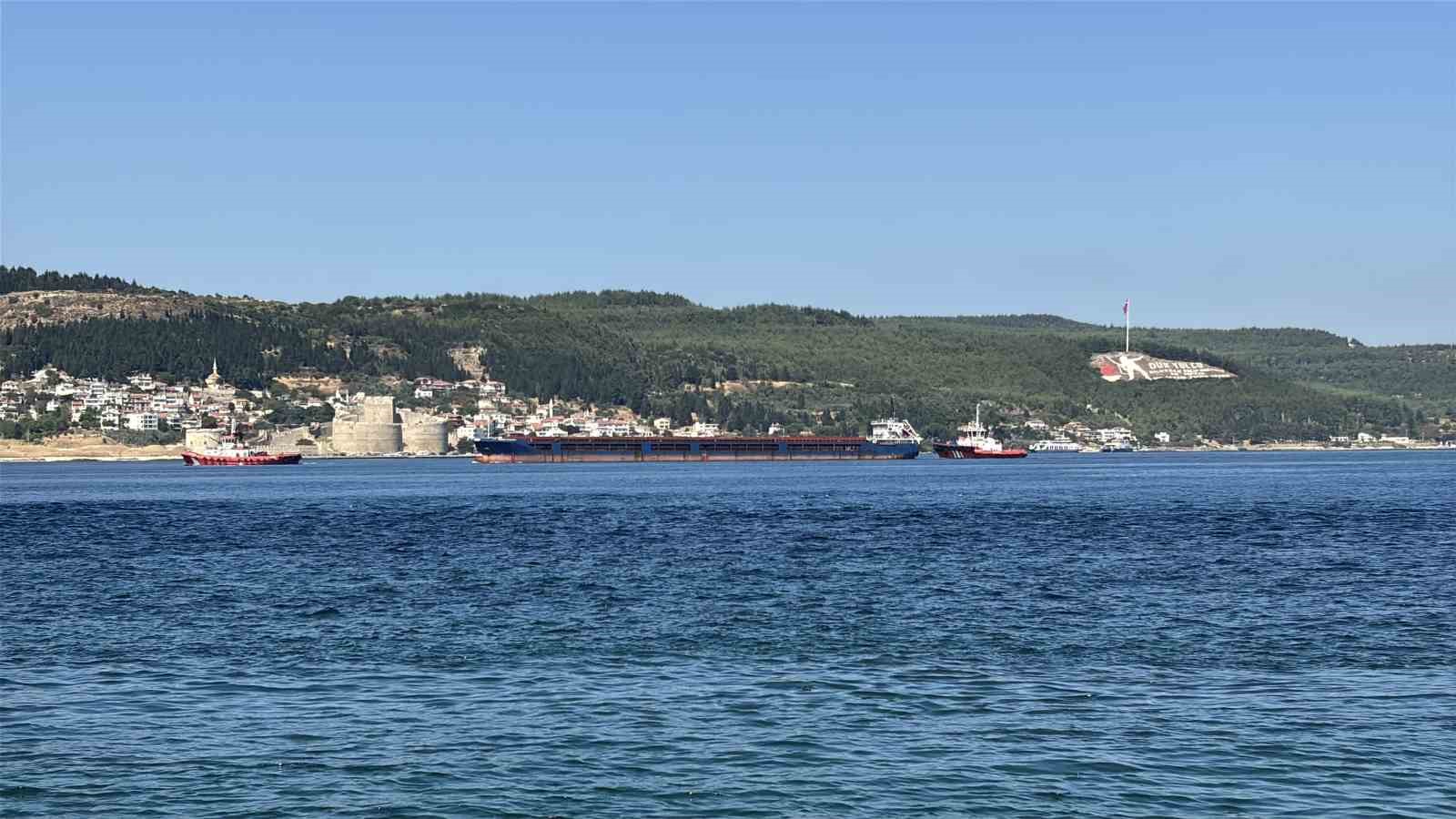 ÇANAKKALE BOĞAZI’NDAN GEÇEN 142 METRE BOYUNDAKİ ’KAPITAN SHYRIAGIN’ İSİMLİ GENEL KARGO GEMİSİ MAKİNE ARIZASI YAPTI. GEMİ KILAVUZ KAPTAN REFAKATİNDE RÖMORKÖR İLE YEDEKLENİP ÇEKİLEREK KARANLIK LİMAN'A DEMİRLETİLDİ.