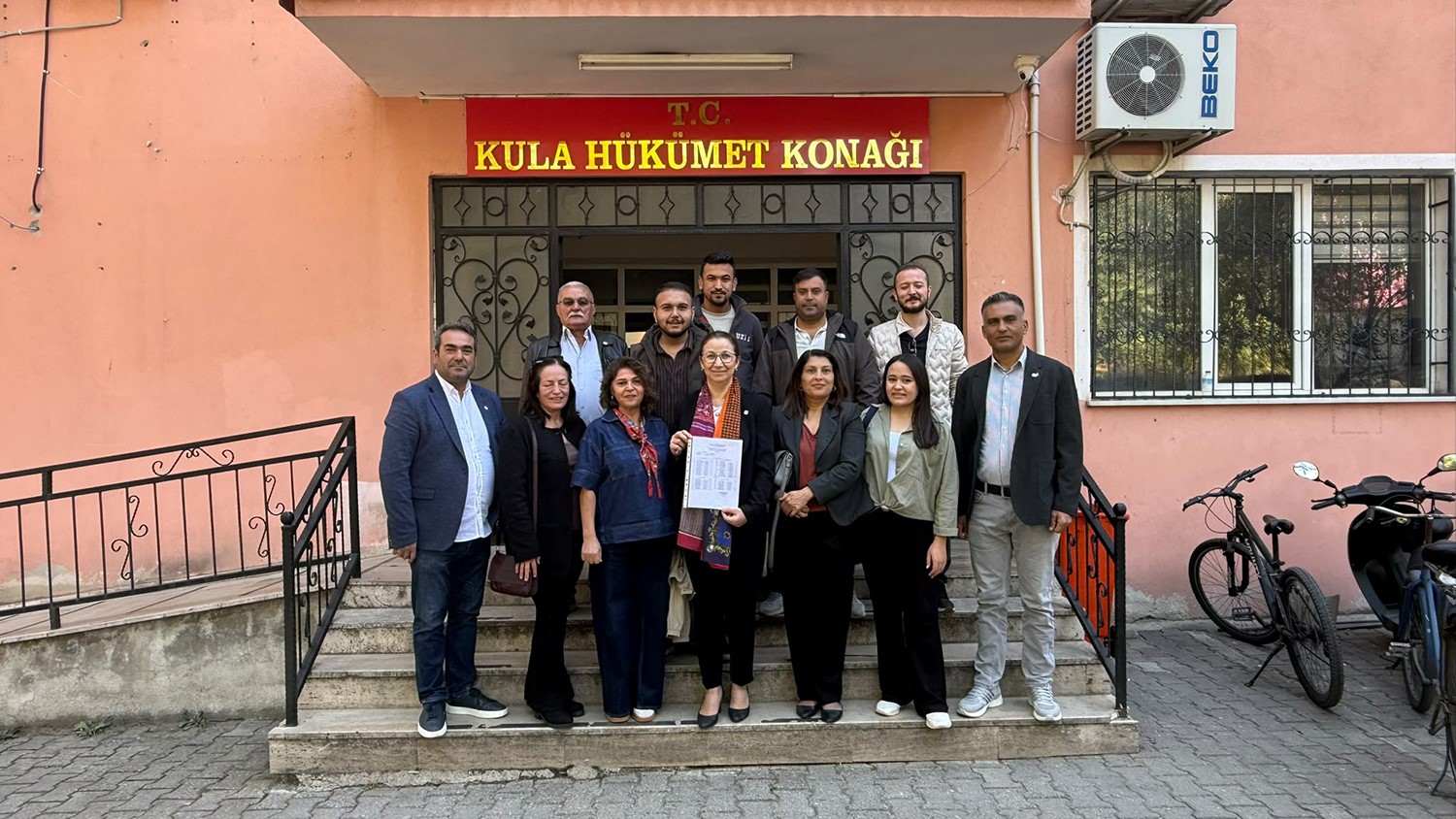 YENİ PARTİ KULA İLÇE BAŞKANLIĞI’NDA KONGRE SÜRECİNİN TAMAMLANMASININ ARDINDAN ESEN ÇINAR, YENİDEN İLÇE BAŞKANLIĞI GÖREVİNE SEÇİLEREK YÖNETİM KURULU ÜYELERİYLE BİRLİKTE MAZBATASINI ALDI.