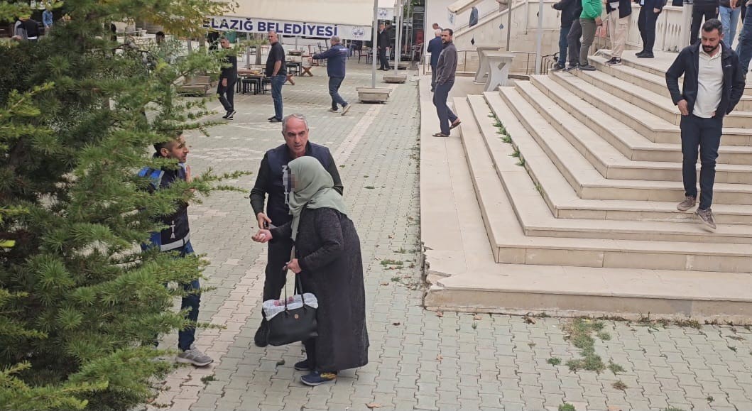 ELAZIĞ'DA CUMA NAMAZI ÇIKIŞINDA DİLENCİLERE YÖNELİK DENETİMLERDE YAŞANAN İLGİNÇ ANLAR CEP TELEFONU KAMERASINA YANSIDI. ZABITA EKİPLERİNİ GÖRÜNCE BELİNİN AĞRIDIĞINI SÖYLEYEN BİR KİŞİ, KARAKOLA GÖTÜRÜLECEĞİNİ ANLAYINCA BİR ANDA HIZLANARAK OLAY YERİNDEN UZAKLAŞTI.