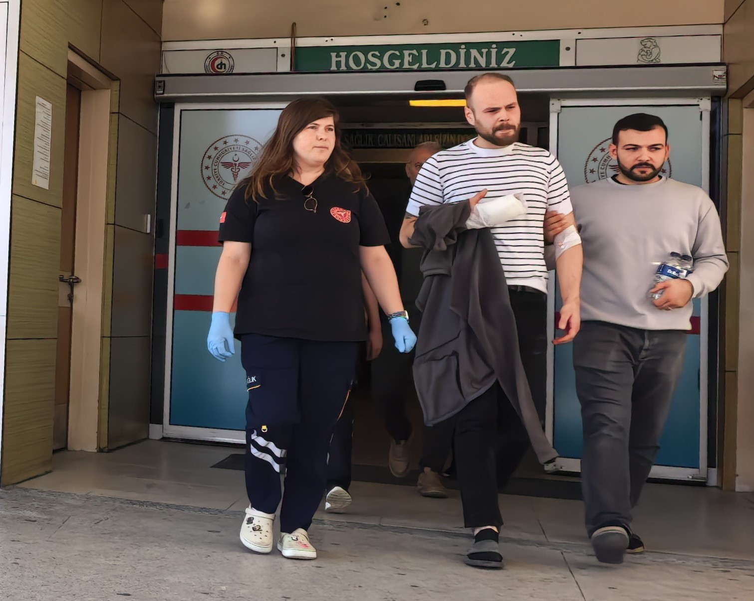 YARALI, OLAYIN ARDINDAN ÖZEL ARAÇLA İNEGÖL DEVLET HASTANESİ’NE KALDIRILDI. BURADA YAPILAN İLK MÜDAHALENİN ARDINDAN FURKAN Ö., İLERİ TEDAVİ AMACIYLA AMBULANSLA BURSA ULUDAĞ ÜNİVERSİTESİ TIP FAKÜLTESİ HASTANESİ’NE SEVK EDİLDİ.