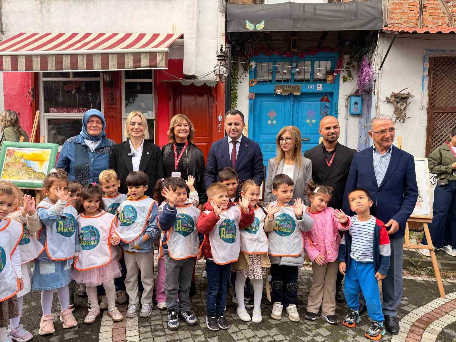 AKÇAKOCA’DA BU YIL İKİNCİSİ DÜZENLENEN ULUSLARARASI SULUBOYA FESTİVALİ, SANATÇILARI VE SANATSEVERLERİ BİR ARAYA GETİRDİ. FESTİVAL KAPSAMINDA İLÇENİN DOĞAL, TARİHİ VE KÜLTÜREL DEĞERLERİ SULUBOYA SANATIYLA FARKLI MEKÂNLARDA SANATSEVERLERLE BULUŞUYOR.