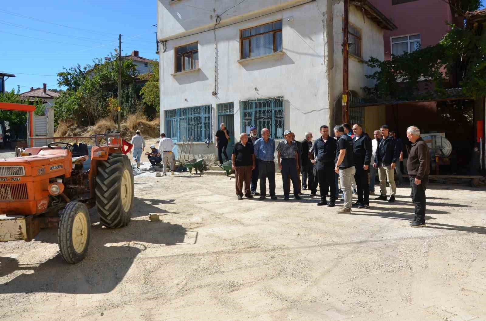 KÜTAHYA’NIN EMET İLÇESİNDE KAYMAKAM MEHMET ALPEREN BAŞKAPAN, ESELER KÖYÜNDE DEVAM EDEN ÜST YAPI ÇALIŞMALARINI YERİNDE İNCELEYEREK VATANDAŞLARLA BİR ARAYA GELDİ.