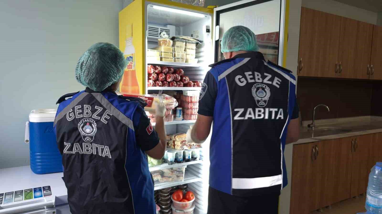 GEBZE'DE ZABITA EKİPLERİ, OKUL KANTİNLERİNDE HİJYEN, FİYAT ETİKETİ VE SON KULLANMA TARİHİ DENETİMİ GERÇEKLEŞTİRİLDİ.