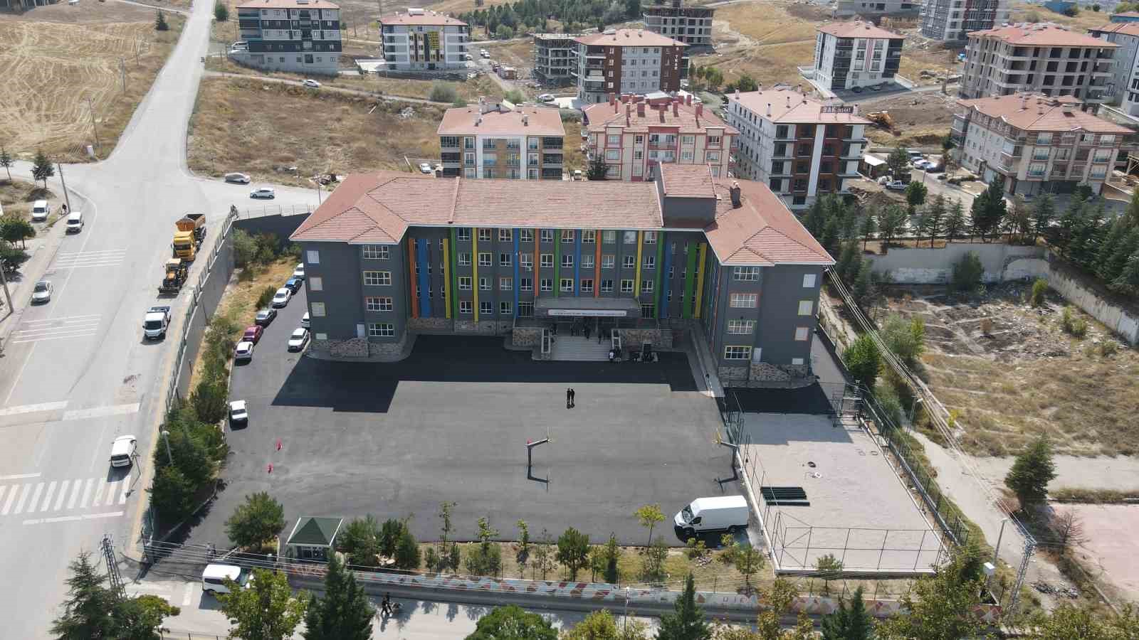 ANKARA PURSAKLAR BELEDİYESİ, İLÇEDEKİ OKULLARIN FİZİKİ ŞARTLARINI İYİLEŞTİRMEK AMACIYLA GERÇEKLEŞTİRDİĞİ ÇALIŞMALARLA EĞİTİM KURUMLARINI MODERN, ESTETİK VE KULLANIŞLI HALE GETİREREK ÖĞRENCİLERİN DAHA NİTELİKLİ ORTAMLARDA EĞİTİM GÖRMESİNE KATKI SAĞLADI.