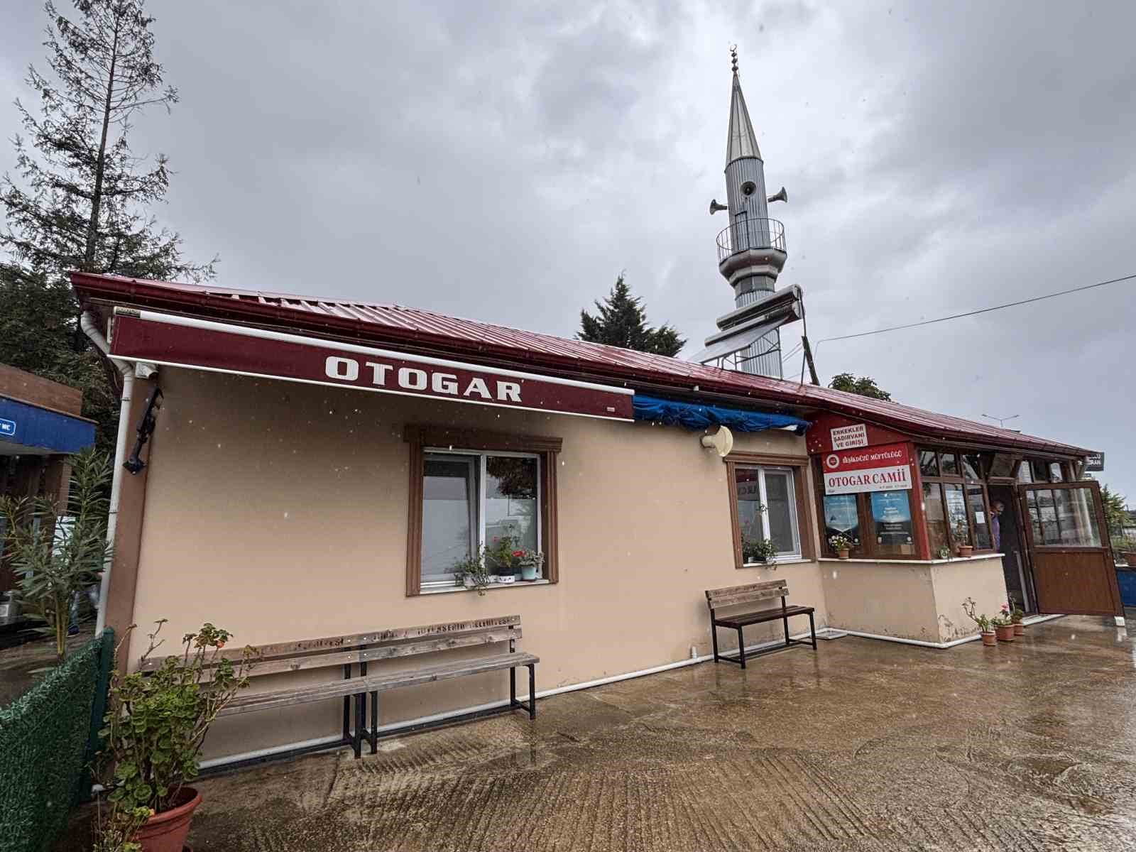 TRABZON'UN BEŞİKDÜZÜ İLÇESİNDE 5 YAŞINDAKİ ALTAN EFTAL AKSOY, YAZ KUR'AN KURSU'NDA KENDİSİNE KUR'AN-I KERİM ÖĞRETEN İMAMI MEHMET YAŞAR'I ÖZLEYİNCE AKŞAM NAMAZINDA CAMİYE GELDİ.