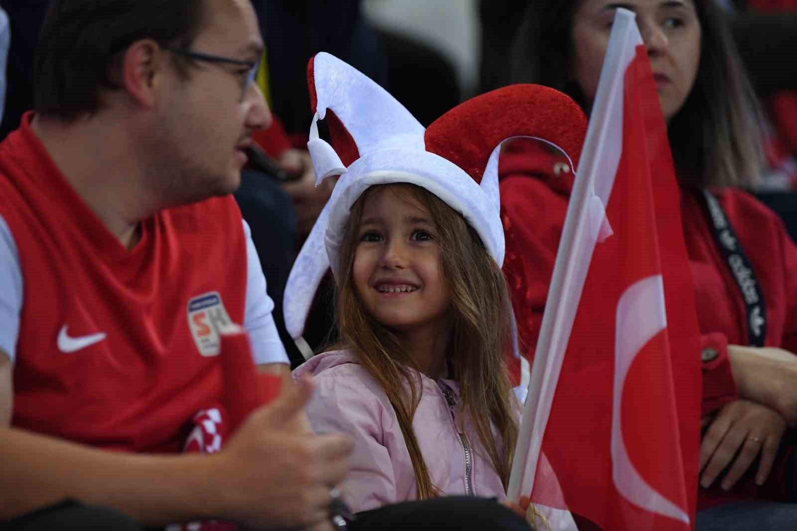 A MİLLİ FUTBOL TAKIMI, UEFA ULUSLAR A LİGİ 1. GRUP İLK MAÇINDA FRANSA İLE KOCAELİ'DE KARŞILAŞIYOR. MÜCADELENİN 15 DAKİKASI GOLSÜZ EŞİTLİKLE GEÇİLDİ.