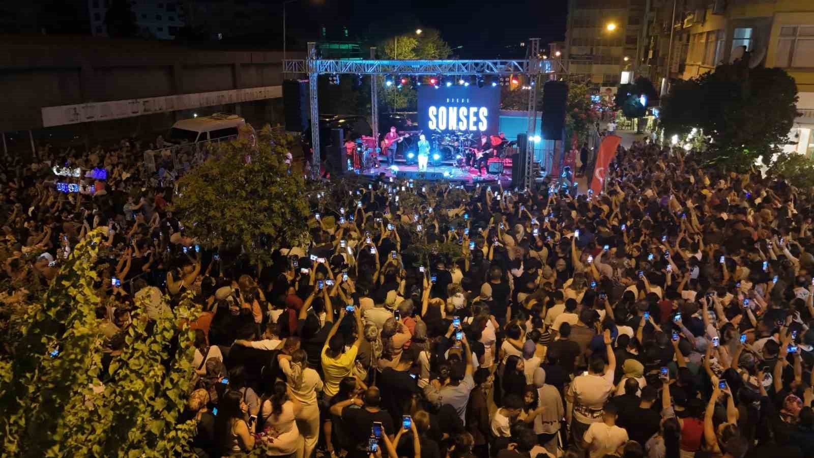 AYDIN BÜYÜKŞEHİR BELEDİYESİ’NİN ‘YAZ KONSERLERİ’ KAPSAMINDA NAZİLLİ’DE SAHNE ALAN SEVİLEN SANATÇI BİLAL SONSES, İSTASYON MEYDANI’NI DOLDURAN VATANDAŞLARA UNUTULMAZ BİR MÜZİK AKŞAMI YAŞATTI.