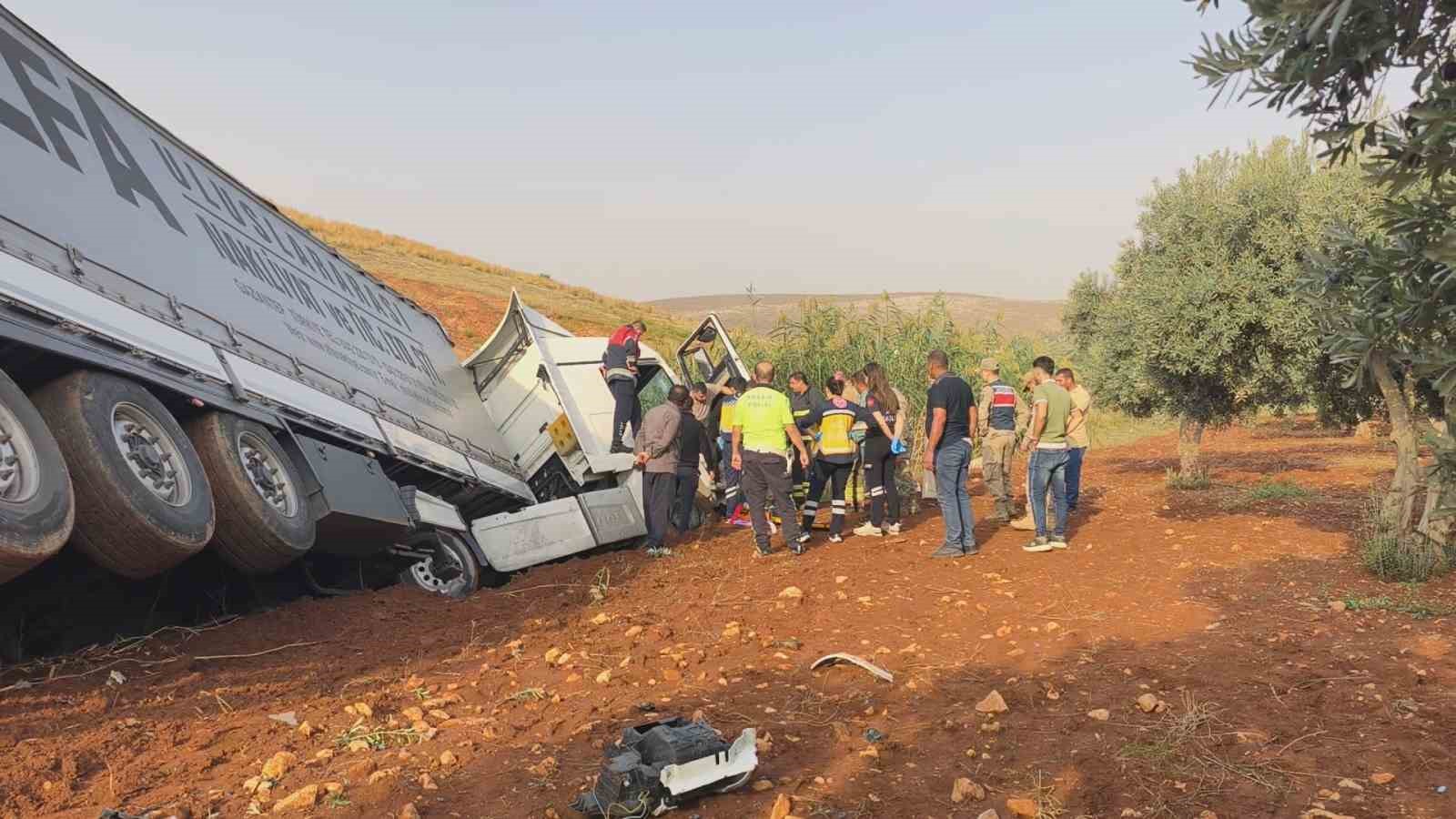 HATAY'IN REYHANLI İLÇESİNDEKİ CİLVEGÖZÜ SINIR KAPISI'NDA KONTROLDEN ÇIKAN TIR, KARŞI ŞERİDE GEÇEREK ZEYTİN BAHÇESİNE DEVRİLDİ. KAZADA YARALANAN SÜRÜCÜ, İTFAİYE EKİPLERİ TARAFINDAN KURTARILARAK HASTANEYE KALDIRILDI.
