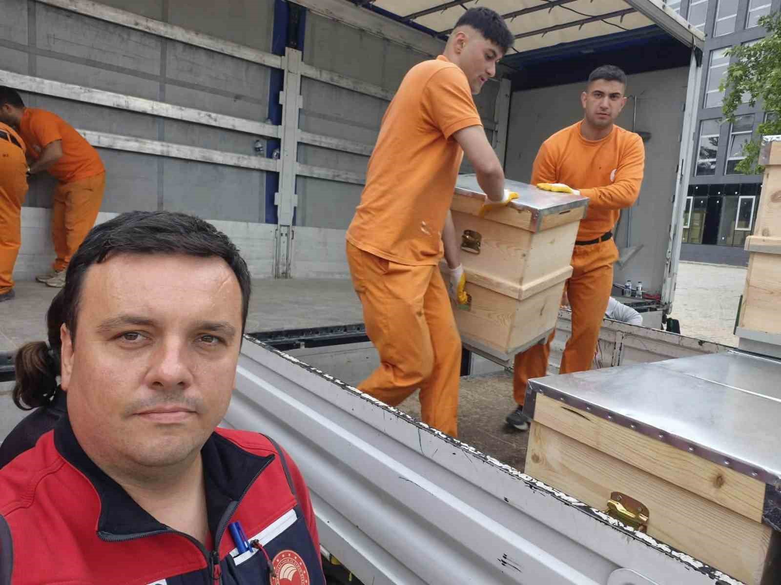 ÇANAKKALE'DE YANGINDAN ETKİLENEN ARICILARA 2 BİN ADET ARI KOVANI DAĞITIMI TAMAMLANDI.