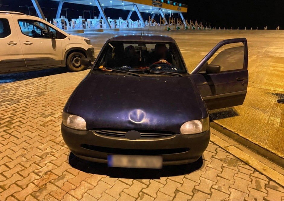 BURSA-İZMİR OTOYOLU BATI GİŞELERİ’NDE DURDURULAN BİR ARAÇTA 4 YABANCI UYRUKLU ŞAHIS TESPİT EDİLDİ.
