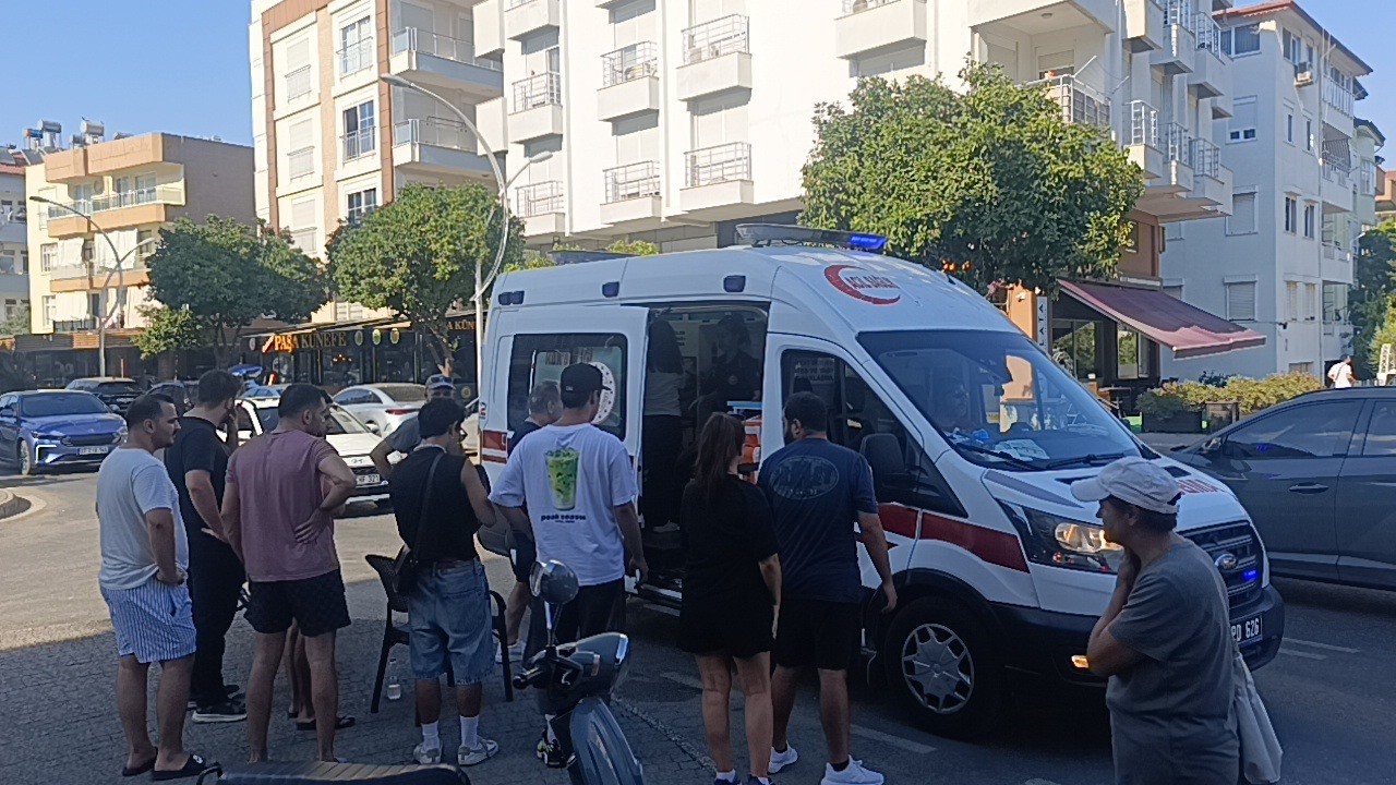 ANTALYA’NIN MANAVGAT İLÇESİNDE SEYİR HALİNDEKİ MOTOSİKLET İLE HAFİF TİCARİ ARACIN ÇARPIŞMASI SONUCU MEYDANA GELEN KAZADA MOTOSİKLET SÜRÜCÜSÜ YARALANDI.