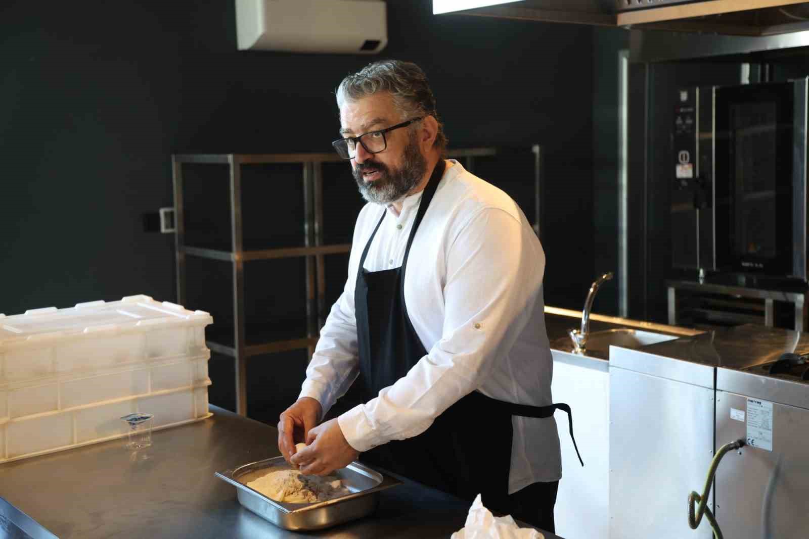 NİLÜFER BELEDİYESİ’NİN ‘2026 YILIN YAZARI SENNUR SEZER’ ETKİNLİKLERİ ÇERÇEVESİNDE DÜZENLENEN GASTRONOMİ ATÖLYESİNDE, EKMEK USTASI HAKAN DOĞAN YAZARIN ‘İSTANBUL’UN ESKİ İKRAMLARI’ KİTABINDAN YOLA ÇIKARAK PASKALYA ÇÖREĞİ HAZIRLADI; DAYANIŞMA VE TASARRUF KÜLTÜRÜNÜ ANLATTI.