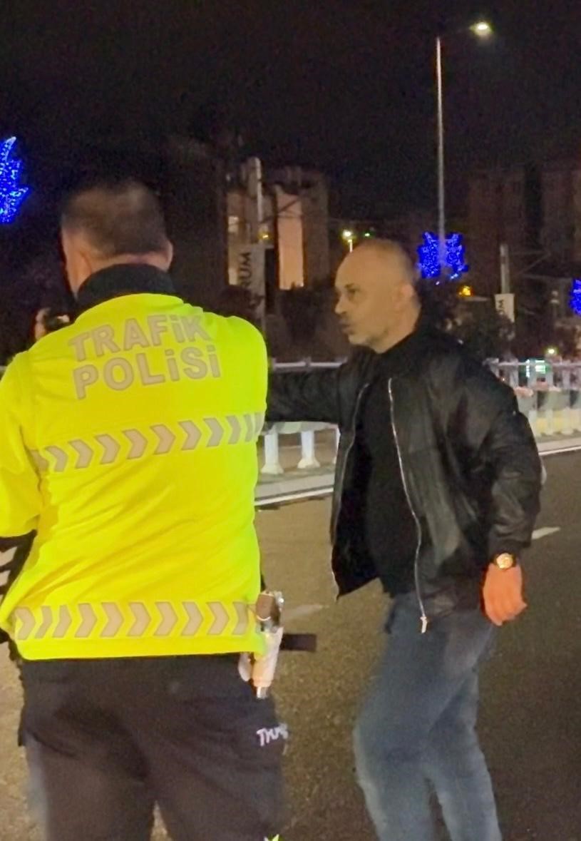 KAYSERİ’DE POLİS EKİPLERİ TARAFINDAN YAPILAN UYGULAMADA, 2.14 PROMİL ALKOLLÜ OLDUĞU BELİRLENEN SÜRÜCÜ, EKİPLERE ZOR ANLAR YAŞATTI. ASKER GECESİNDEN ÇIKTIĞINI SÖYLEYEREK, YAKALANDIĞI YERDE UYGULAMA OLMAYACAĞINI SAVUNAN SÜRÜCÜ, POLİS EKİPLERİ TARAFINDAN İNCELENDİKTEN SONRA YOLUNA DEVAM EDEN ARAÇLARIN ÖNÜNE ATLAYARAK, DURDURMAYA ÇALIŞTI. SÜRÜCÜYE İLGİLİ MADDELERDEN 27 BİN TL İDARİ PARA CEZASI YAZILDI.
