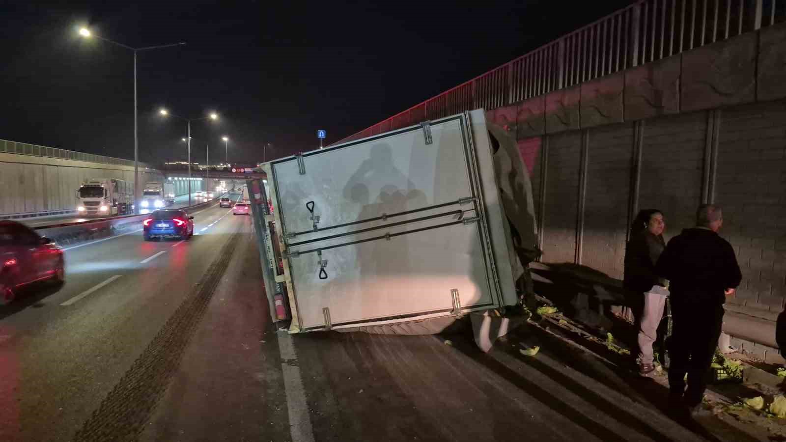 ESKİŞEHİR'DE KONTROLDEN ÇIKAN MARUL YÜKLÜ KAMYONETİN YAN YATTIĞI TRAFİK KAZASI MADDİ HASARLA ATLATILDI.