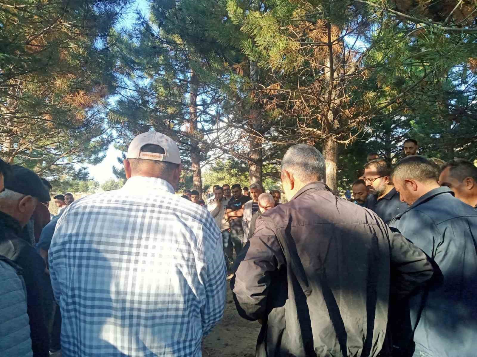 KAYSERİ'NİN DEVELİ İLÇESİNDE İŞ MAKİNESİ İLE SEVİSİN ÇARPIŞMASI SONUCUNU MEYDANA GELEN KAZADA HAYATINI KAYBEDEN SERVİS ŞOFÖRÜ TOPRAĞA VERİLDİ