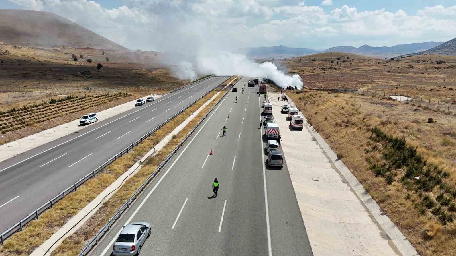 NEVŞEHİR'DE MADENİ YAĞ YÜKLÜ TIR ŞARAMPOLE DEVRİLDİ
