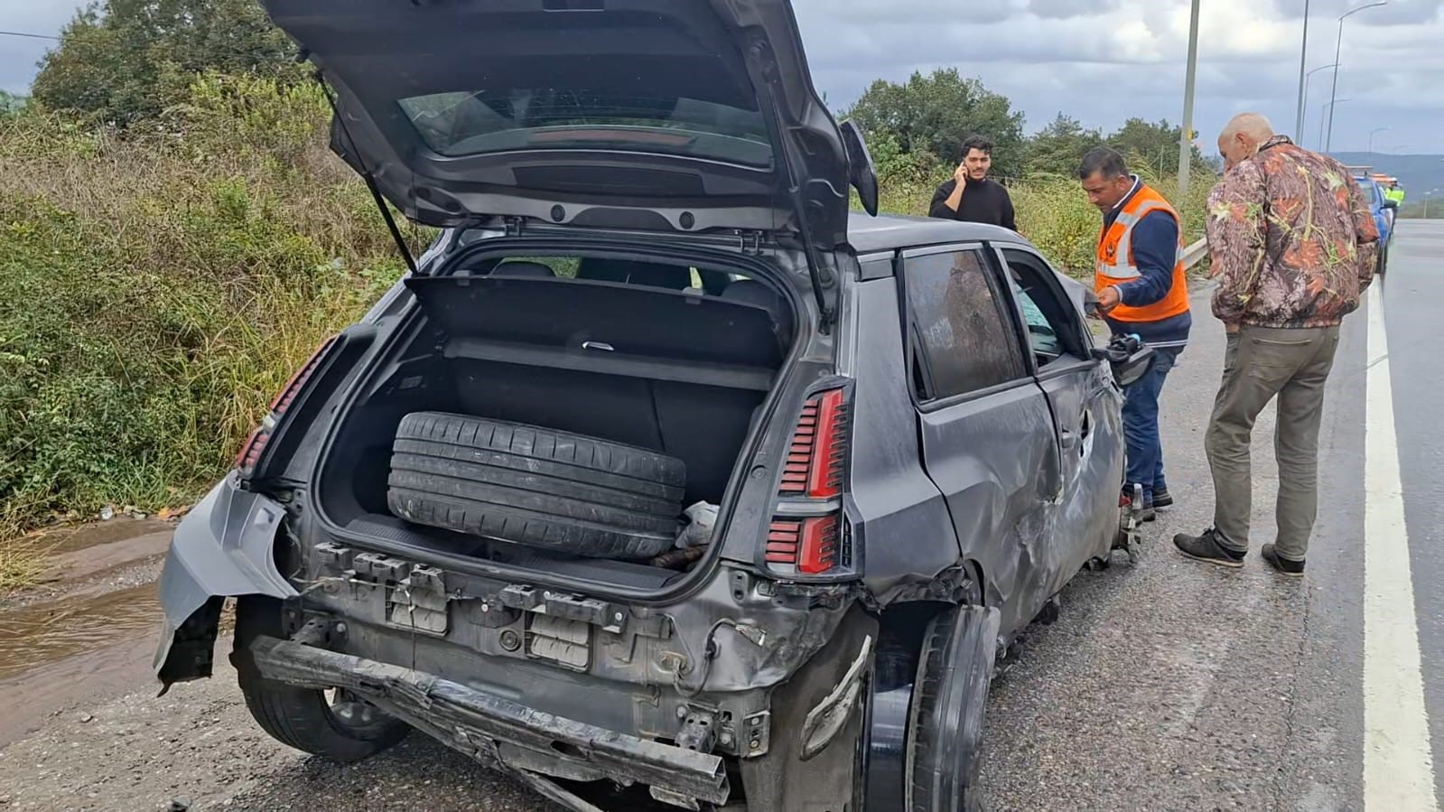 ÇEKMEKÖY ÖMERLİ MEVKİİNDE D020 KARAYOLU ÜZERİNDE MEYDANA GELEN TRAFİK KAZASINDA BİR OTOMOBİL AĞIR HASAR ALARAK KULLANILAMAZ HALE GELDİ. ÖLEN YA DA YARALANANIN OLMADIĞI KAZADA YOL KISA SÜRELİĞİNE TRAFİĞE KAPATILDI.