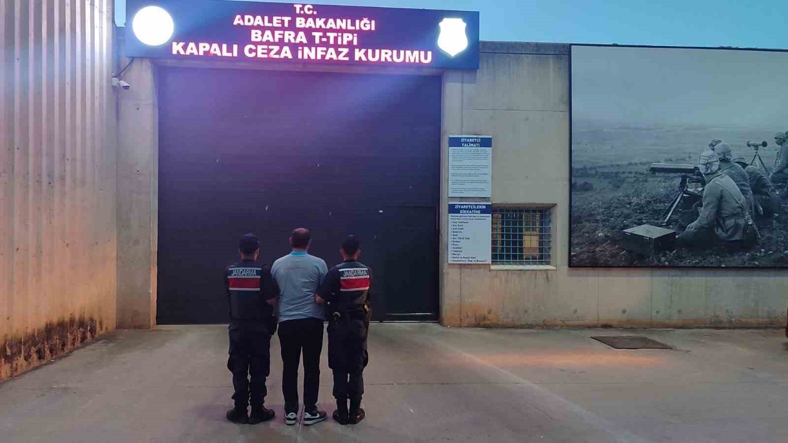 SAMSUN’UN BAFRA İLÇESİNDE, "TAKSİRLE ÖLÜME VE YARALANMAYA NEDEN OLMA" SUÇUNDAN HAKKINDA 8 YIL KESİNLEŞMİŞ HAPİS CEZASI BULUNAN L.H., JANDARMA EKİPLERİNCE YAKALANDI.