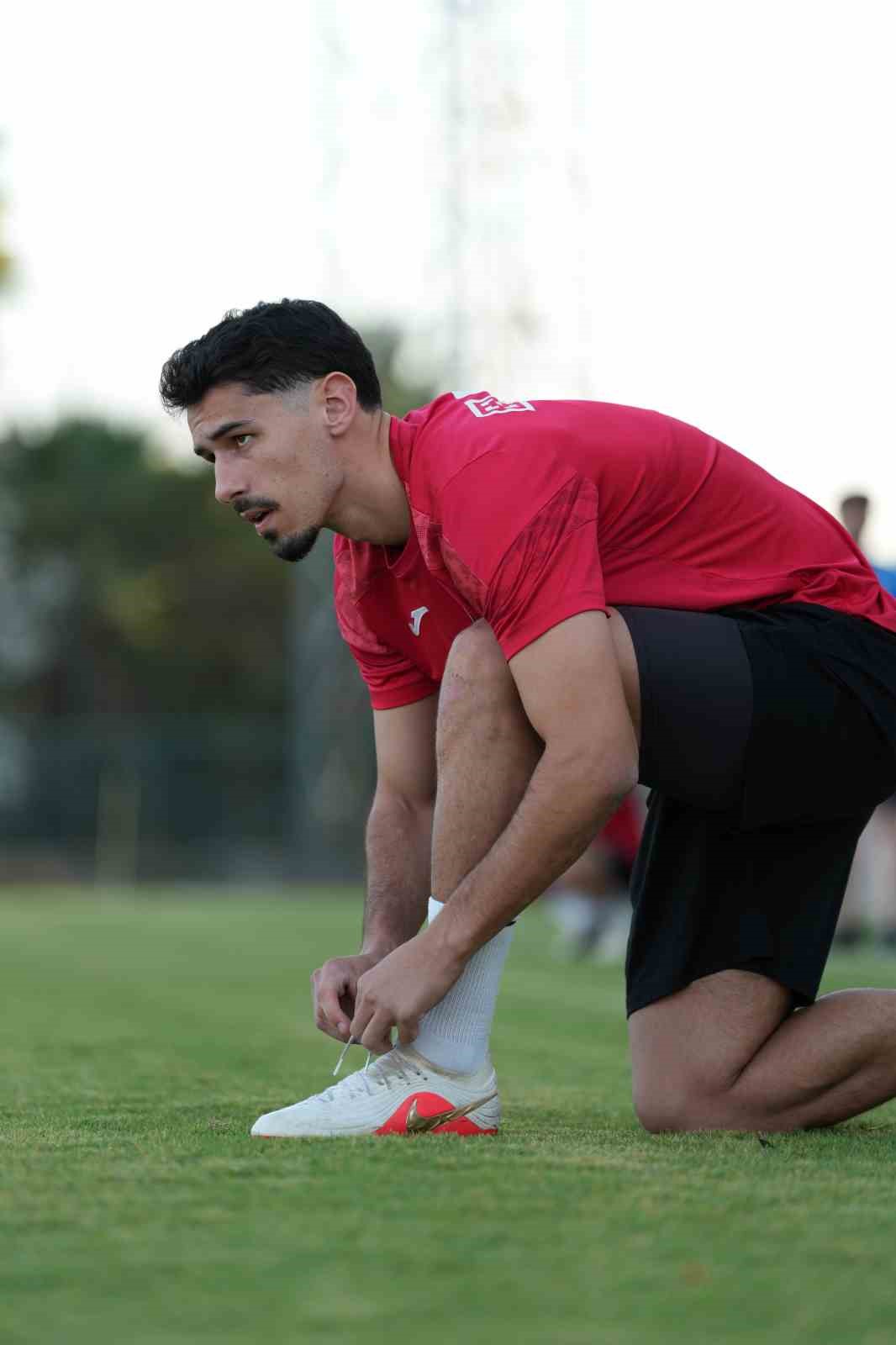 TRENDYOL SÜPER LİG EKİPLERİNDEN ÇORUM FK, MİLLÎ MAÇLAR NEDENİYLE LİGE VERİLEN ARADA GERÇEKLEŞTİRECEĞİ KAMP ÇALIŞMALARI İÇİN ANTALYA’DA TOPLANDI. KIRMIZI-SİYAHLI EKİP KAMPIN İLK İDMANINI SÜRDÜRDÜ.