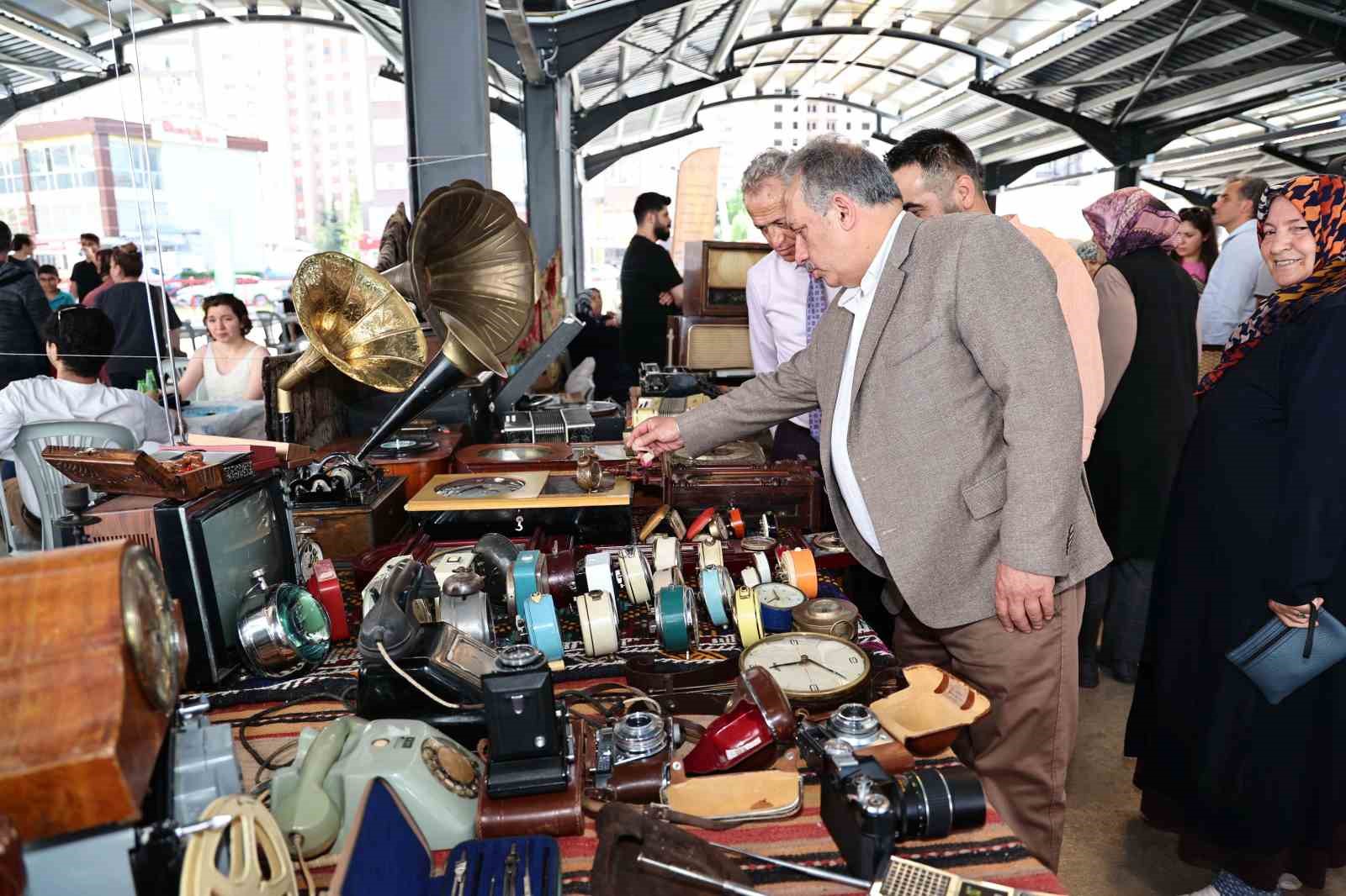 TALAS BELEDİYE BAŞKANI MUSTAFA YALÇIN’IN VİZYONUYLA ALTI YILDIR HER AYIN İKİNCİ PAZARI TALAS’TA BİR ARAYA GELEN ANTİKACILAR, BU BULUŞMAYI SONBAHARIN ORTASINDA DA SÜRDÜRÜYOR.