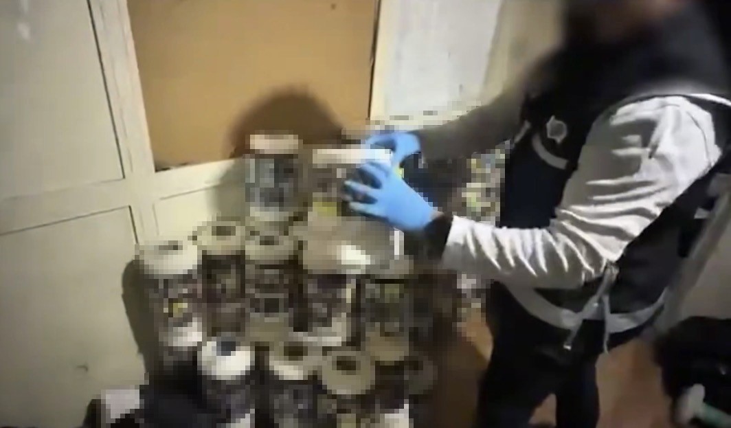 GAZİANTEP’TE POLİS EKİPLERİNCE BİR DEPOYA YAPILAN OPERASYONDA 14 BİN PAKET GÜMRÜK KAÇAĞI SİGARA ELE GEÇİRİLDİ, 1 ŞÜPHELİ GÖZALTINA ALINDI.