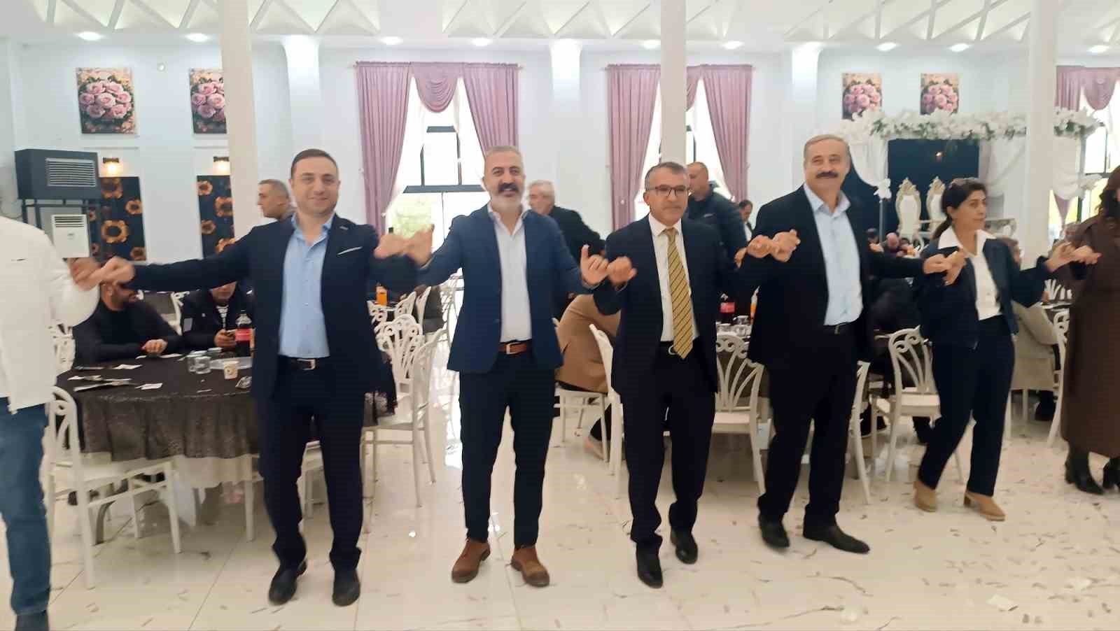 VAN TİCARET VE SANAYİ ODASI'NIN (VAN TSO) 24 EKİM 2026 TARİHİNDE GERÇEKLEŞTİRİLEN ORGAN SEÇİMLERİNDE 19 MESLEK KOMİTESİNİN 10'UNU KAZANAN NECDET TAKVA ÖNCÜLÜĞÜNDEKİ ORTAK AKIL VE MAVİ LİSTE EKİBİ, SEÇİM BAŞARISINI DÜZENLENEN PROGRAMLA KUTLADI.