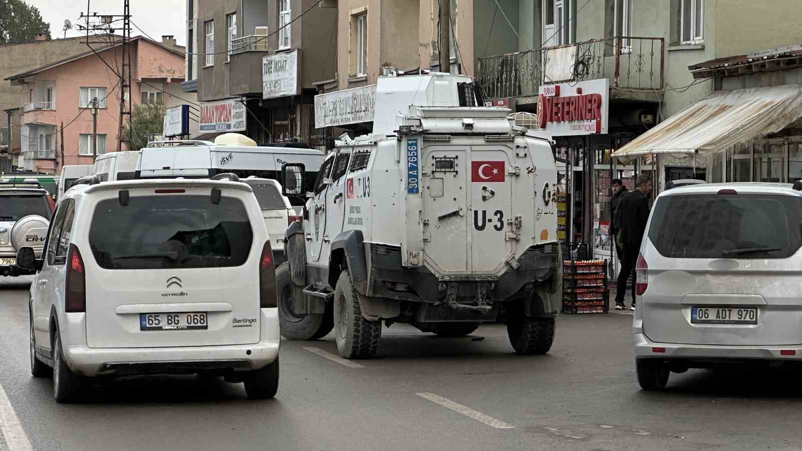 BÖLGEDE GÜVENLİK ÖNLEMİ ALAN POLİS EKİPLERİ, KAVGAYLA İLGİLİ İNCELEME BAŞLATTI.
