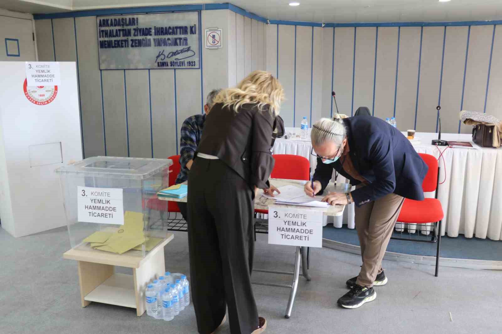 DENİZLİ TİCARET BORSASINDA TAMAMLANAN SEÇİM SONUÇLARINA GÖRE MEVCUT BAŞKAN İBRAHİM TEFENLİLİ 11, RAKİBİ MUSA YILANLI İSE 9 MECLİS ÜYELİĞİ KAZANDI. KENDİ KOMİTESİNDEN ÇIKAMAYAN BAŞKAN TEFENLİLİ, YENİ MECLİSTE KENDİNE YER BULAMADI.
