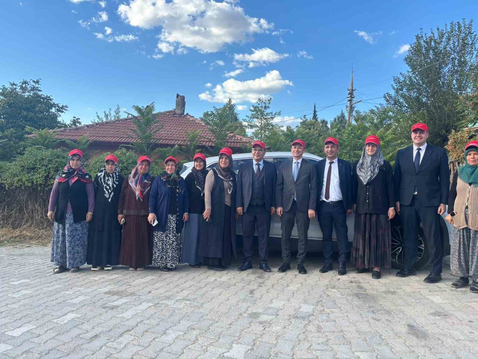 GEDİZLİ ÜRETİCİLERE 95 DAMIZLIK DAĞITILDI