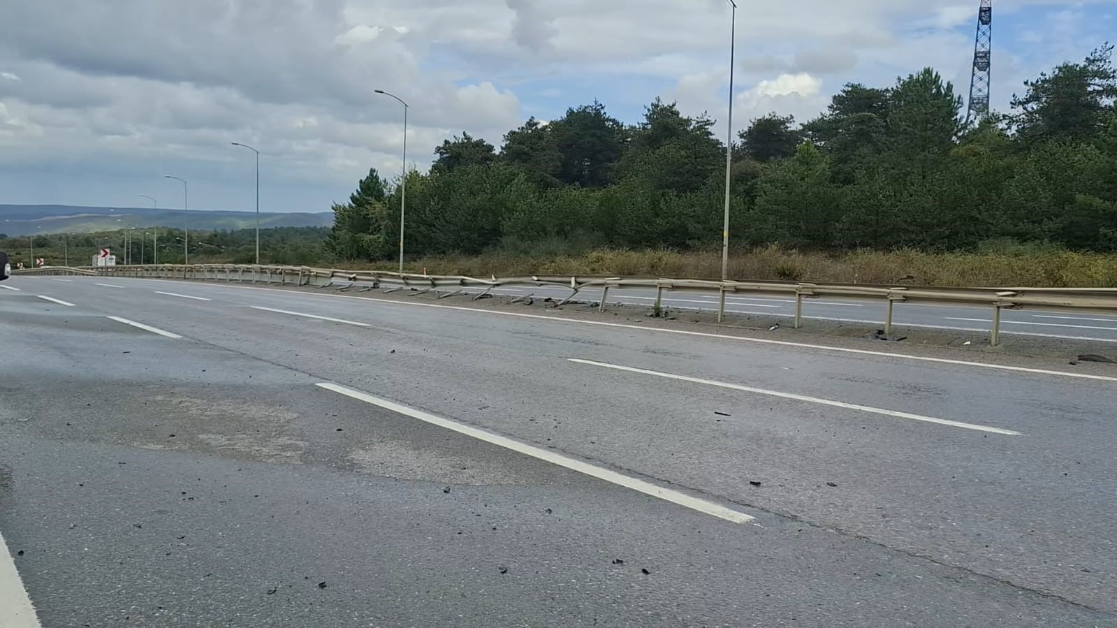 ÇEKMEKÖY ÖMERLİ MEVKİİNDE D020 KARAYOLU ÜZERİNDE MEYDANA GELEN TRAFİK KAZASINDA BİR OTOMOBİL AĞIR HASAR ALARAK KULLANILAMAZ HALE GELDİ. ÖLEN YA DA YARALANANIN OLMADIĞI KAZADA YOL KISA SÜRELİĞİNE TRAFİĞE KAPATILDI.
