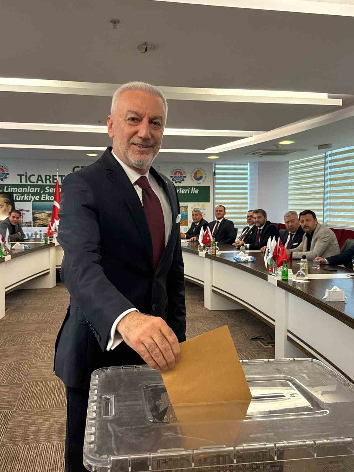 GEMLİK TİCARET VE SANAYİ ODASI'NIN OLUŞAN YENİ MECLİSİ YÖNETİM KURULUNU BELİRLEDİ. ODA MECLİS SALONUNDA YAPILAN SEÇİMLERDE 19 MECLİS ÜYESİNE SAHİP HAMALOĞLU’NUN LİSTESİNDE  POLAT AKCAN, ERCÜMENT TÜRKER, ERKAN KAVLAK, FATİH AYVAZ, HACI ÖRNEK, NİHAT BALKAN’DAN OLUŞAN LİSTE 19 OY ALIRKEN, ALPASLAN EKER’İN LİSTESİ 8 OY OLDU. YÖNETİM KURULU SEÇİMLERİNİN ARDINDAN EN YAŞLI ÜYE İBRAHİM DEMİR BAŞKANLIĞINDA YAPILAN MECLİS BAŞKANLIĞI  SEÇİMLERİNDE DE HAMALOĞLU’NUN LİSTESİNDE. NURETTİN HOCAOĞLU BAŞKAN SEÇİLDİ. MECLİS BAŞKAN VEKİLLİKLERİNE DE ERGİN ERENOĞLU VE ALİ TİTİZ SEÇİLİRKEN MECLİS KATİPLİĞİNE DE ALPER BULUK SEÇİLDİ. GTSO'NA BAŞKAN SEÇİLEN HASAN HAMALOĞLU, KAZANAN GEMLİK OLDU MOTTOSUNA VURGU YAPARAK "GEMLİK İÇİN BİRBİRİNDEN DEĞERLİ MECLİS ÜYESİ ARKADAŞLARIMIZLA ÇALIŞMAYA DEVAM EDECEĞİZ" DEDİ.