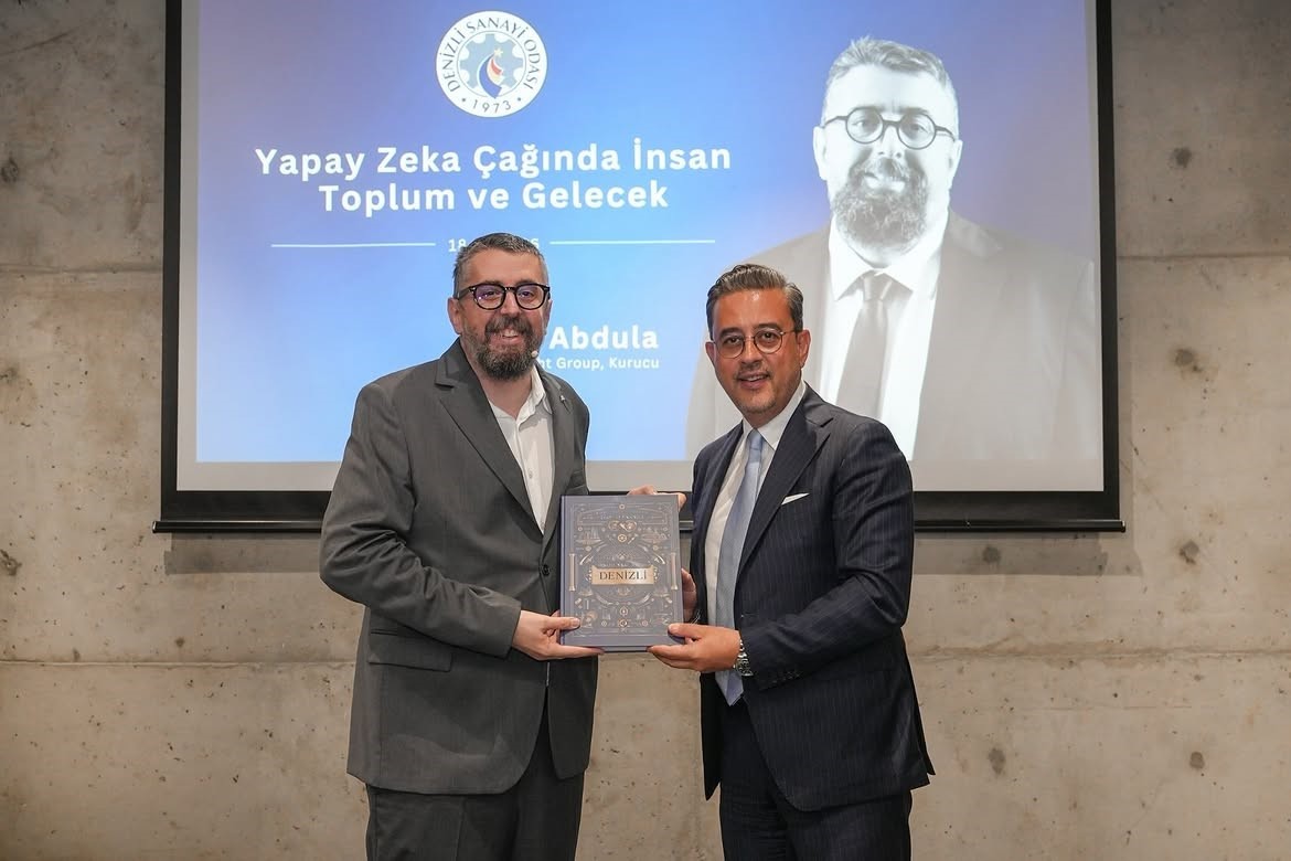 DENİZLİ SANAYİ ODASI (DSO), DÜNYADA HIZLA DEĞİŞEN EKONOMİK, TOPLUMSAL VE TEKNOLOJİK DİNAMİKLERİ İŞ DÜNYASININ GÜNDEMİNE TAŞIDI. "YAPAY ZEKÂ ÇAĞINDA İNSAN, TOPLUM VE GELECEK" ETKİNLİĞİNDE STRATEJİST VE FUTUREBRİGHT GROUP KURUCUSU AKAN ABDULA KONUK OLDU. DSO YÖNETİM KURULU, YÜKSEK İSTİŞARE KURULU VE MECLİS ÜYELERİNİN YANI SIRA FARKLI SEKTÖRLERDEN SANAYİCİLER VE İŞ DÜNYASI TEMSİLCİLERİNİN KATILDIĞI PROGRAMDA, YAPAY ZEKÂNIN SANAYİ VE EKONOMİNİN YANI SIRA TOPLUM VE İNSAN KAYNAĞI ÜZERİNDEKİ ETKİLERİ DEĞERLENDİRİLDİ.