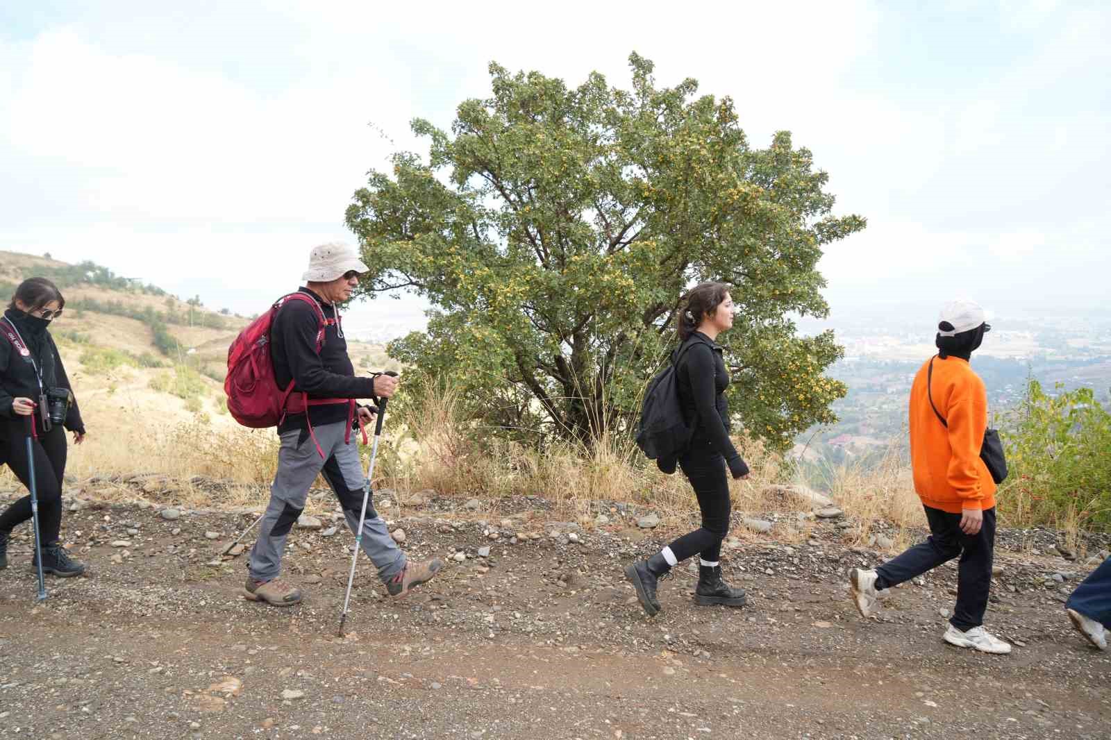 MUŞ’TA 3 EKİM DÜNYA YÜRÜYÜŞ GÜNÜ DOLAYISIYLA MUŞ GEROK TOPLULUĞU ÜYELERİ, KENTİN BAĞLARINDA YAKLAŞIK 10 KİLOMETRELİK DOĞA YÜRÜYÜŞÜ GERÇEKLEŞTİRDİ.