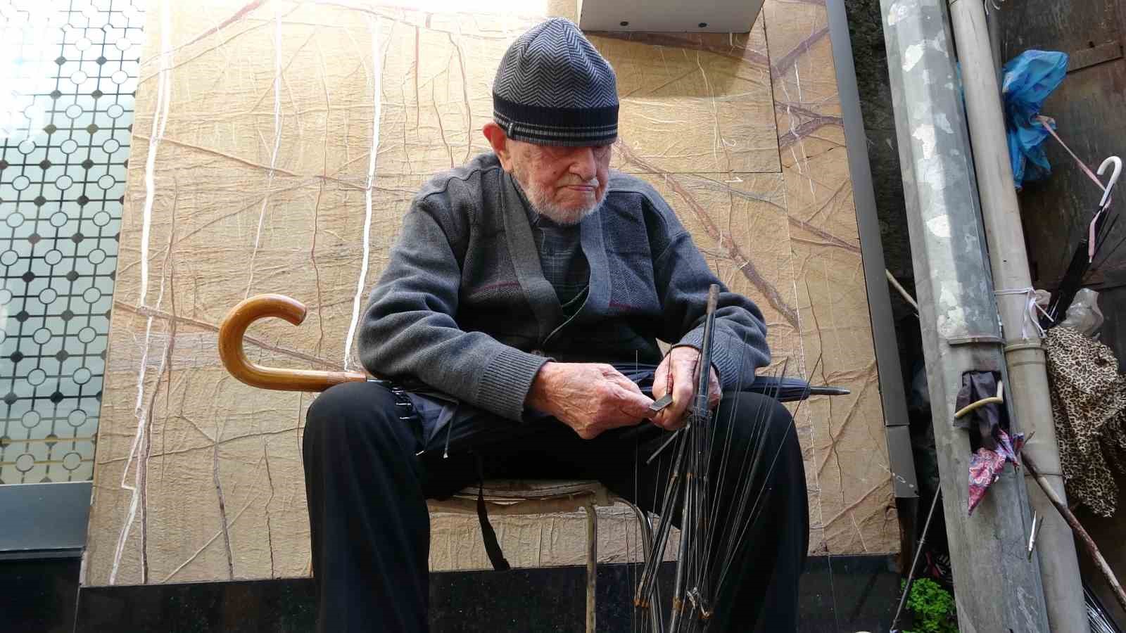 SAMSUN’DA ŞEHRİN TEK ŞEMSİYE TAMİRCİSİ OLAN 97 YAŞINDAKİ DURSUN YILDIZ, İLERLEYEN YAŞI VE TİTREYEN ELLERİNE RAĞMEN MESLEĞİNİ DÖRT KOLLA SARILIYOR. YAKLAŞIK 1 AYDIR HASTALIKLA MÜCADELE EDEN YILDIZ, SÖZ VERDİĞİ MÜŞTERİSİNİN ŞEMSİYESİNİ TAMİR ETMEK İÇİN YENİDEN TAMİR ALETLERİNİ ELİNE ALDI.