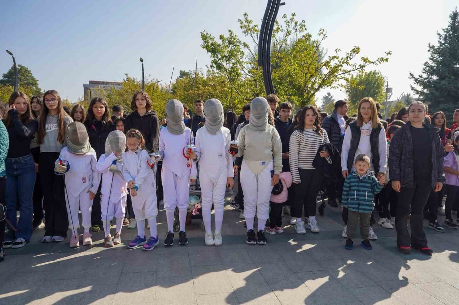 BOLU’DA 5-11 EKİM TARİHLERİ ARASINDA KUTLANAN AMATÖR SPOR HAFTASI, YÜRÜYÜŞLE START ALDI.
