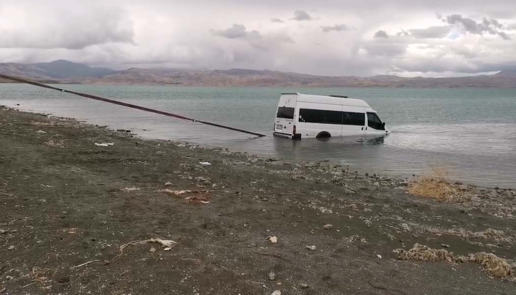 VAN’IN İPEKYOLU İLÇESİNDE SÜRÜCÜSÜNÜN DİREKSİYON HAKİMİYETİNİ KAYBETTİĞİ MİNİBÜS ERÇEK GÖLÜ’NE UÇTU. SÜRÜCÜ GÖLE UÇAN MİNİBÜSTEN KENDİ İMKANLARI İLE ÇIKTI.