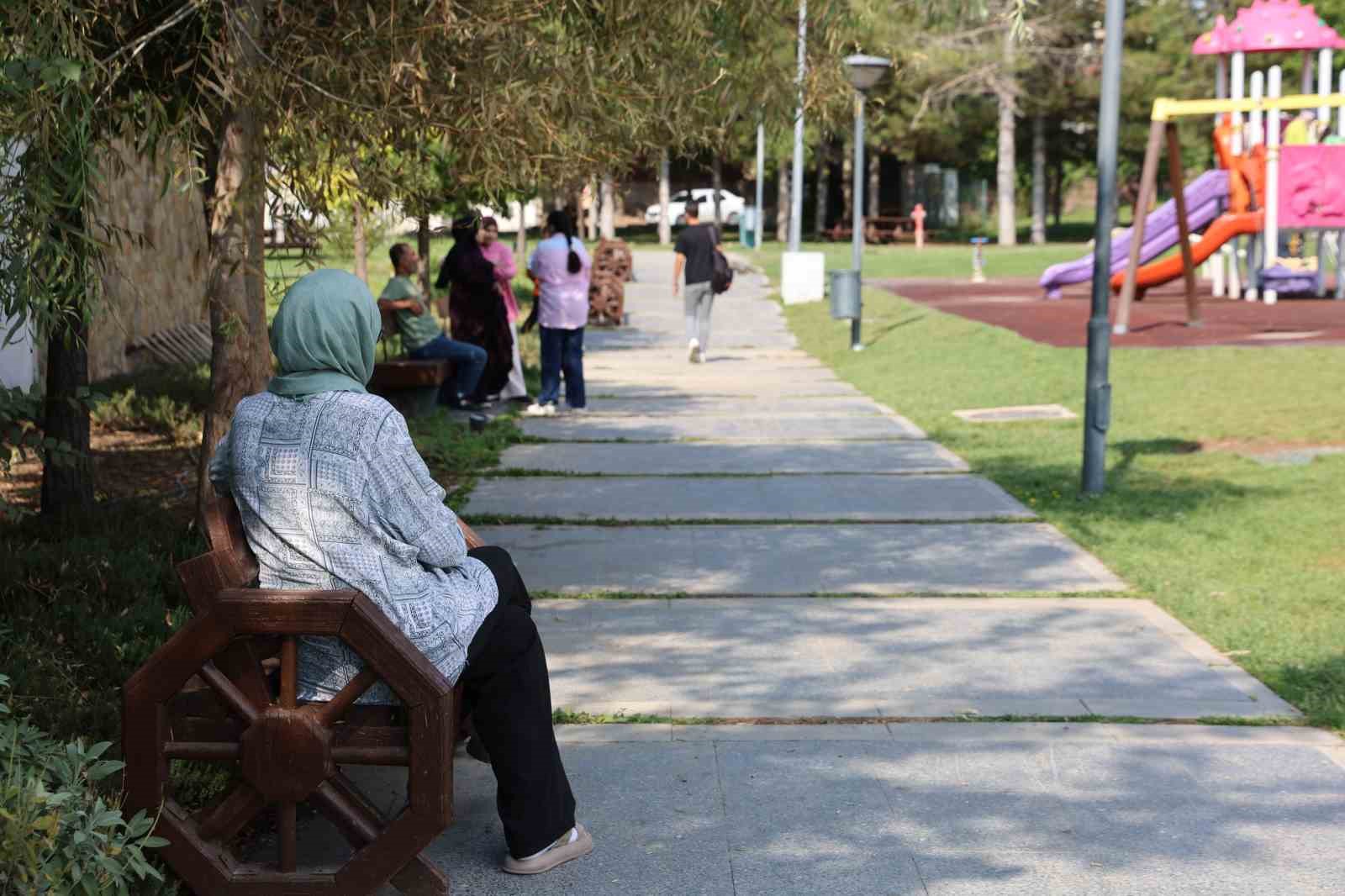 ELAZIĞ'DA TERÖR ÖRGÜTÜ PKK MENSUPLARI TARAFINDAN DÜZENLENEN VE 3 POLİSİN ŞEHİT OLDUĞU, 251 KİŞİNİN DE YARALANDIĞI ELAZIĞ İL EMNİYET MÜDÜRLÜĞÜNE YÖNELİK BOMBA YÜKLÜ ARAÇLA DÜZENLENEN SALDIRININ ÜZERİNDEN 10 YIL GEÇTİ. SALDIRIDA SAĞ GÖZÜNÜ KAYBEDEN POLİS GAZİSİ MURAT DEMİR, O ANLARI ANLATTI