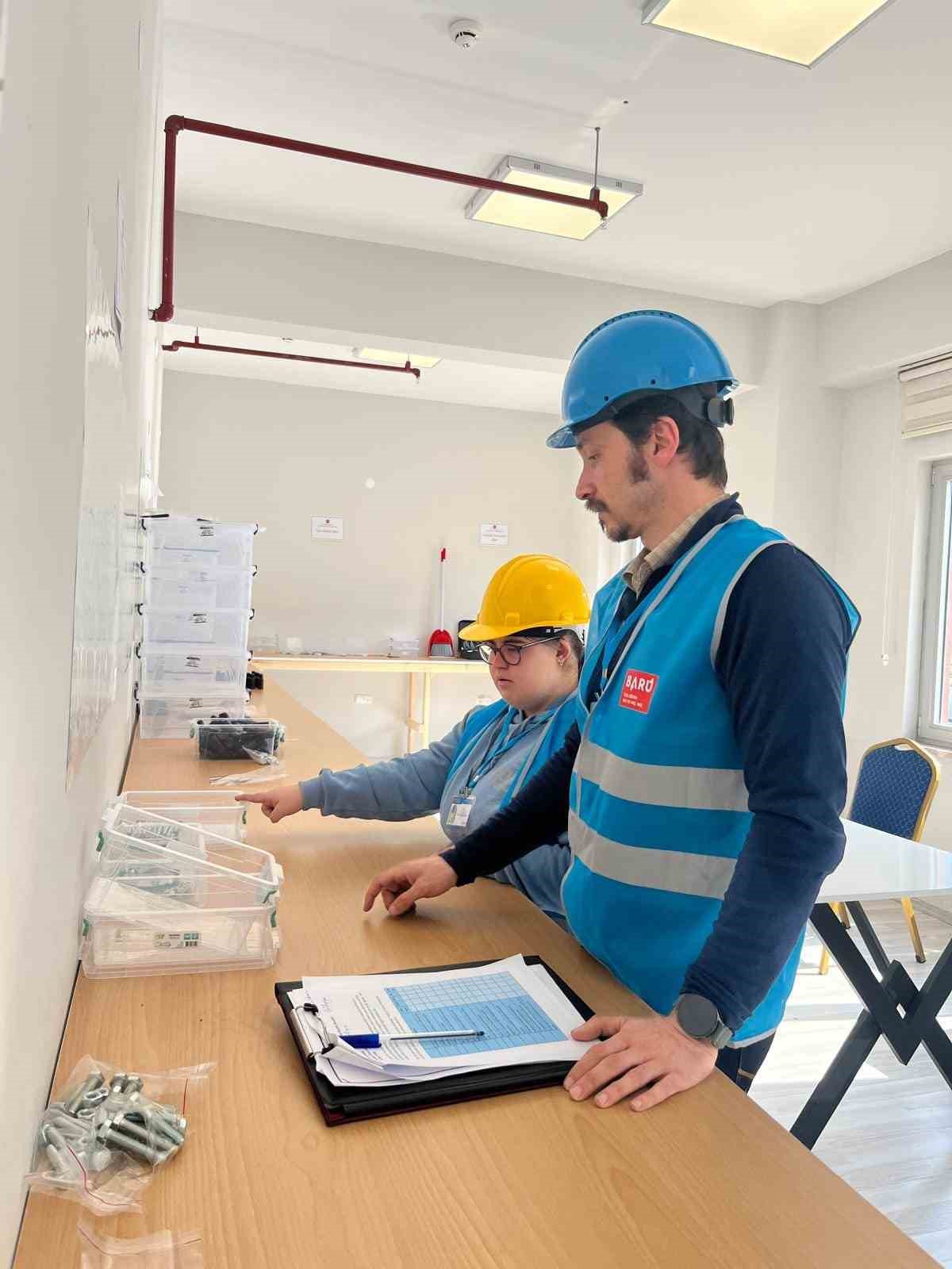 BARTIN ÜNİVERSİTESİ KUTLUBEY KAMPÜSÜ İÇERİSİNDE YER ALAN BARÜ ENGELSİZ YAŞAM ALANI'NDA (ÖZEL EĞİTİM UYGULAMA VE ARAŞTIRMA MERKEZİ) 157 ÖZEL BİREYE YÖNELİK TAM ZAMANLI EĞİTİM VE DESTEK VERİLİYOR.