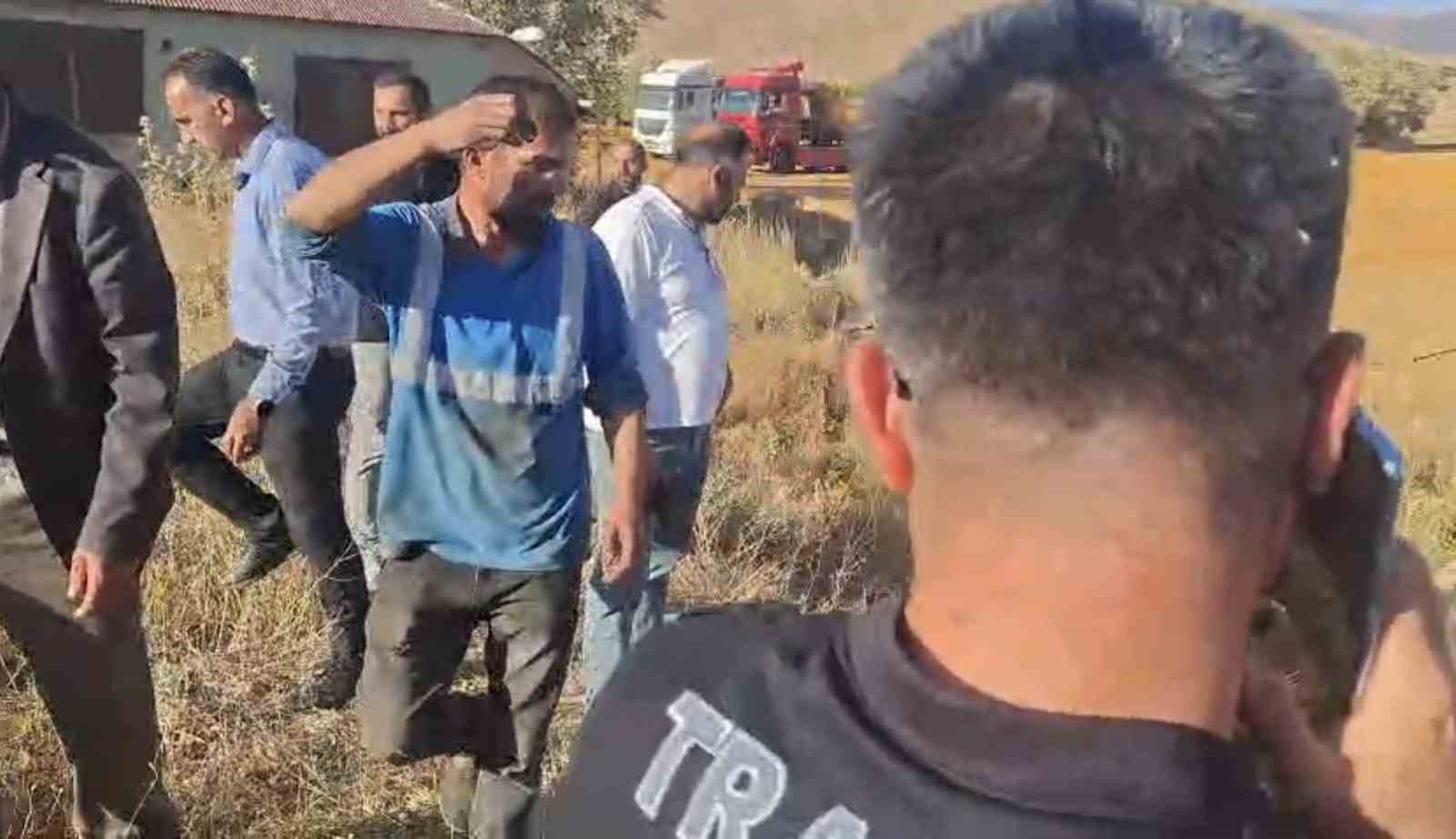 HAKKARİ’NİN YÜKSEKOVA İLÇESİNDE İKİ HAFİF TİCARİ ARACIN ÇARPIŞMASI SONUCU 4 KİŞİ YARALANDI.