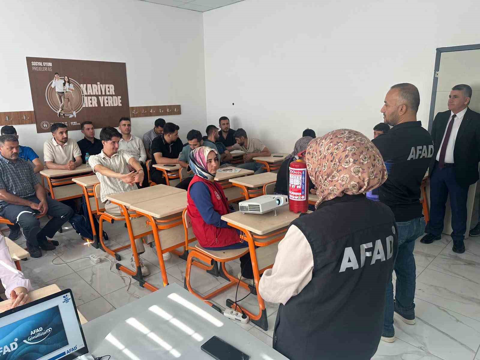 ADIYAMAN’IN ÇELİKHAN İLÇESİNDE AFAD EKİPLERİ TARAFINDAN GENÇLİK VE SPOR İLÇE MÜDÜRLÜĞÜ PERSONELİNE YÖNELİK GERÇEKLEŞTİRİLEN DEPREM TATBİKATI VE YANGIN EĞİTİMİ GERÇEĞİNİ ARATMADI.