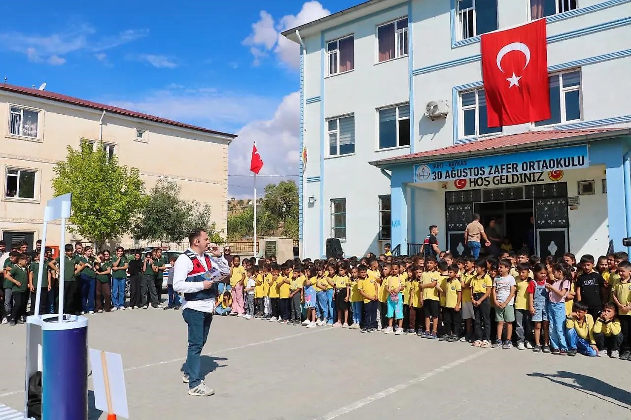 SİİRT'TE 600 ÖĞRENCİYE TRAFİK VE SİBER GÜVENLİK EĞİTİMİ VERİLDİ
