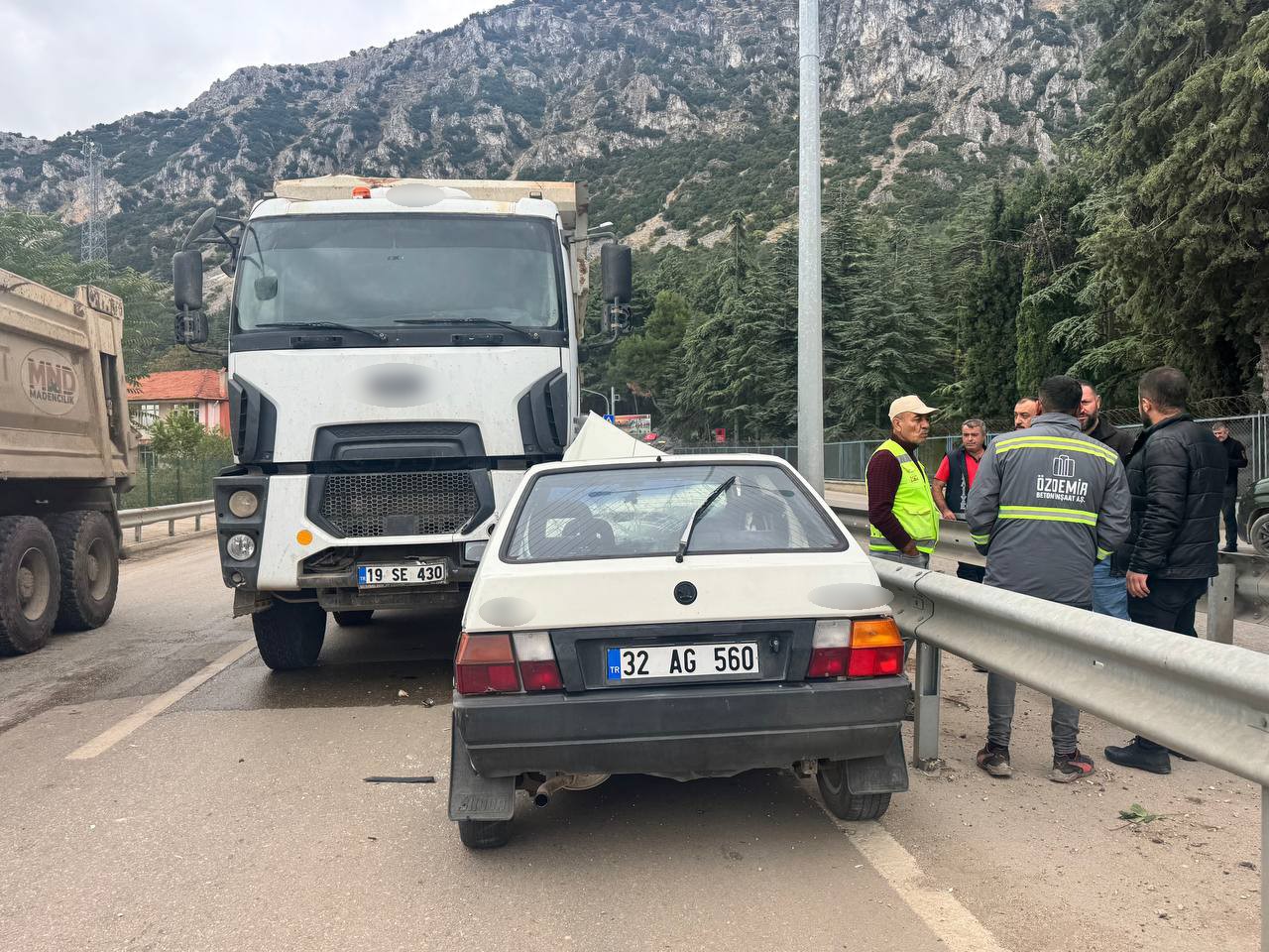 ISPARTA’NIN EĞİRDİR İLÇESİNDE MEYDANA GELEN TRAFİK KAZASINDA, TERS YÖNE GİREN OTOMOBİL, KARŞI YÖNDEN GELEN HAFRİYAT KAMYONUYLA ÇARPIŞTI. KAZADA OTOMOBİL SÜRÜCÜSÜ VE ARAÇTA BULUNAN İKİ YOLCU, ŞANS ESERİ KAZAYI YARA ALMADAN ATLATTI.