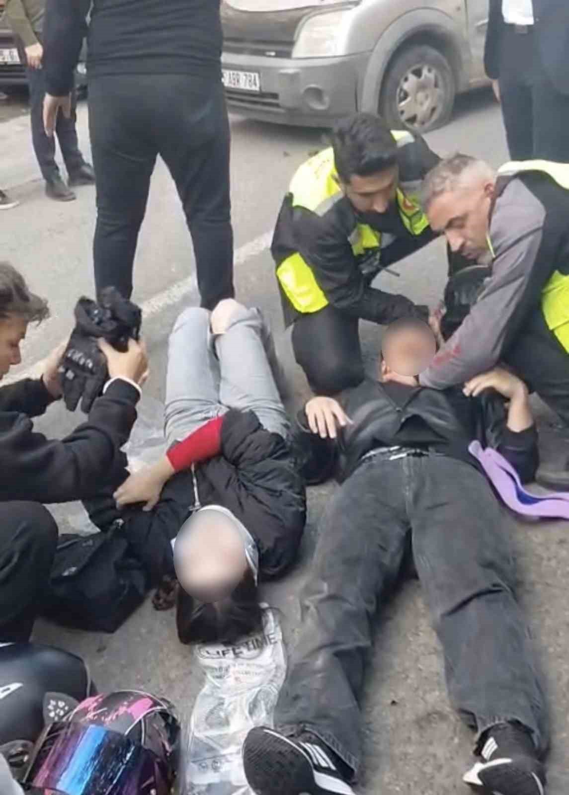 SAMSUN'DA SEYİR HALİNDEKİ MOTOSİKLETİN HAFİF TİCARİ ARACA ÇARPMASI SONUCU MEYDANA GELEN TRAFİK KAZASINDA MOTOSİKLET ÜZERİNDE BULUNAN 2 KİŞİ YARALANDI.