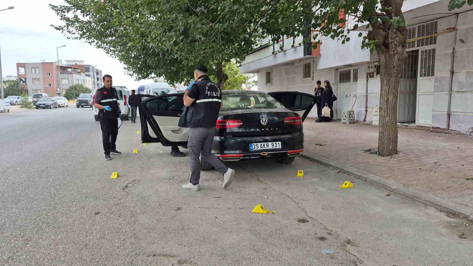 ADIYAMAN’DA PARK HALİNDEKİ BİR OTOMOBİL KURŞUNLARIN HEDEFİ OLDU.