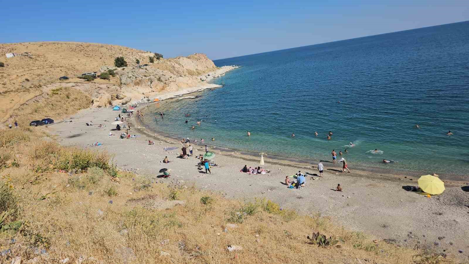 VAN GÖLÜ'NÜN KUZEY KIYISINDA YER ALAN BİTLİS’İN ADİLCEVAZ İLÇE SAHİLİ, YAZ MEVSİMİNDE MASMAVİ SULARI, UZUN KUMSALLARI VE EŞSİZ DOĞA MANZARASIYLA ZİYARETÇİLERİNİ AĞIRLIYOR.