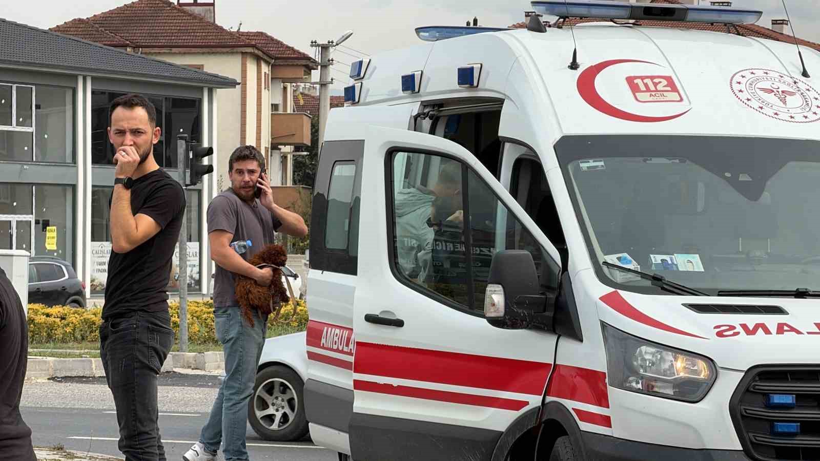 DÜZCE’DE MOTOSİKLET İLE OTOMOBİLİN ÇARPIŞMASI SONUCU MEYDANA GELEN TRAFİK KAZASINDA 2’Sİ AĞIR 3 KİŞİ YARALANDI.