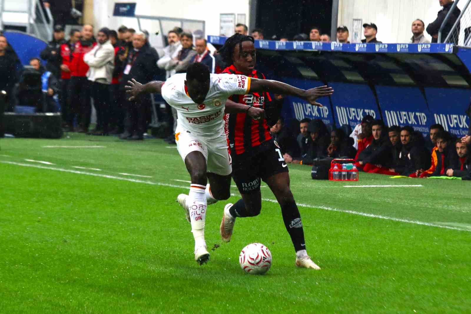TRENDYOL SÜPER LİG'İN 8. HAFTASINDA GENÇLERBİRLİĞİ, GALATASARAY'I AĞIRLIYOR. MÜSABAKANIN İLK YARISI 0-0'LIK BERABERLİKLE TAMAMLANDI.